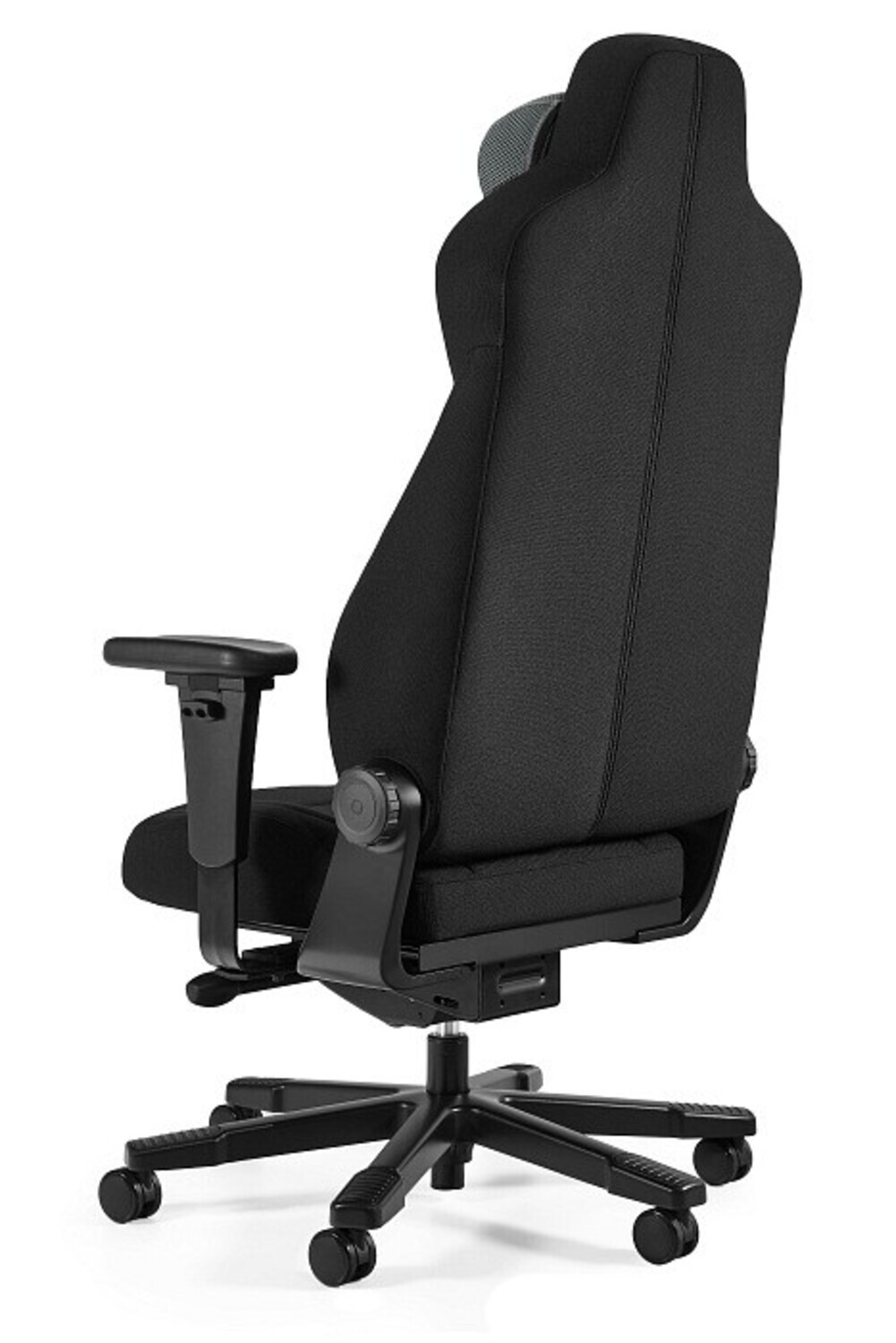 Czarny fotel biurowy z regulowanymi podłokietnikami i zagłówkiem.