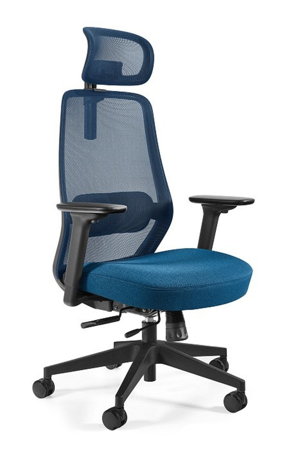 Niebieskie krzesło biurowe z siatkowanym oparciem i regulowanym zagłówkiem.