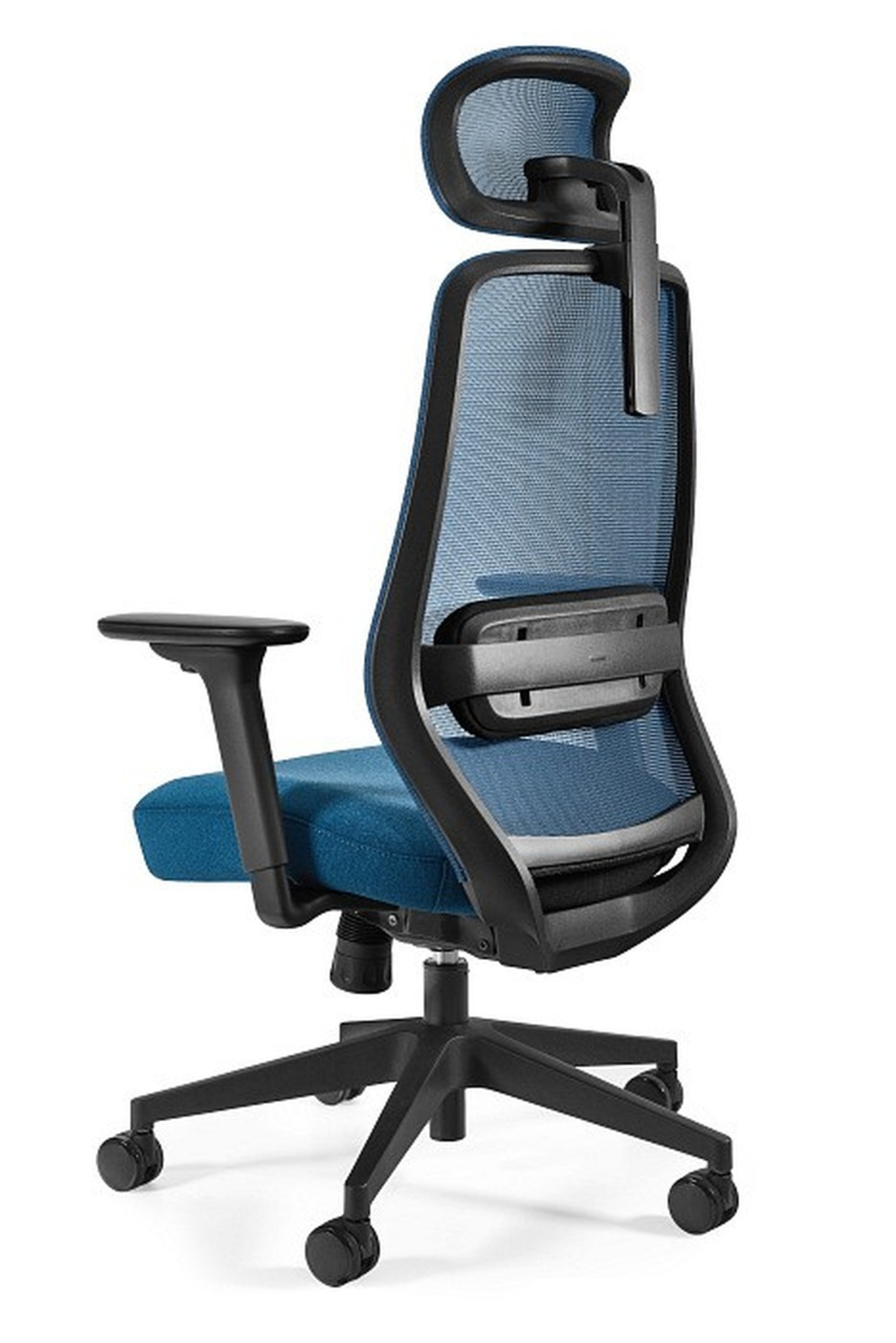 Niebieskie ergonomiczne krzesło biurowe z siatkowym oparciem, regulowanym zagłówkiem i podłokietnikami.
