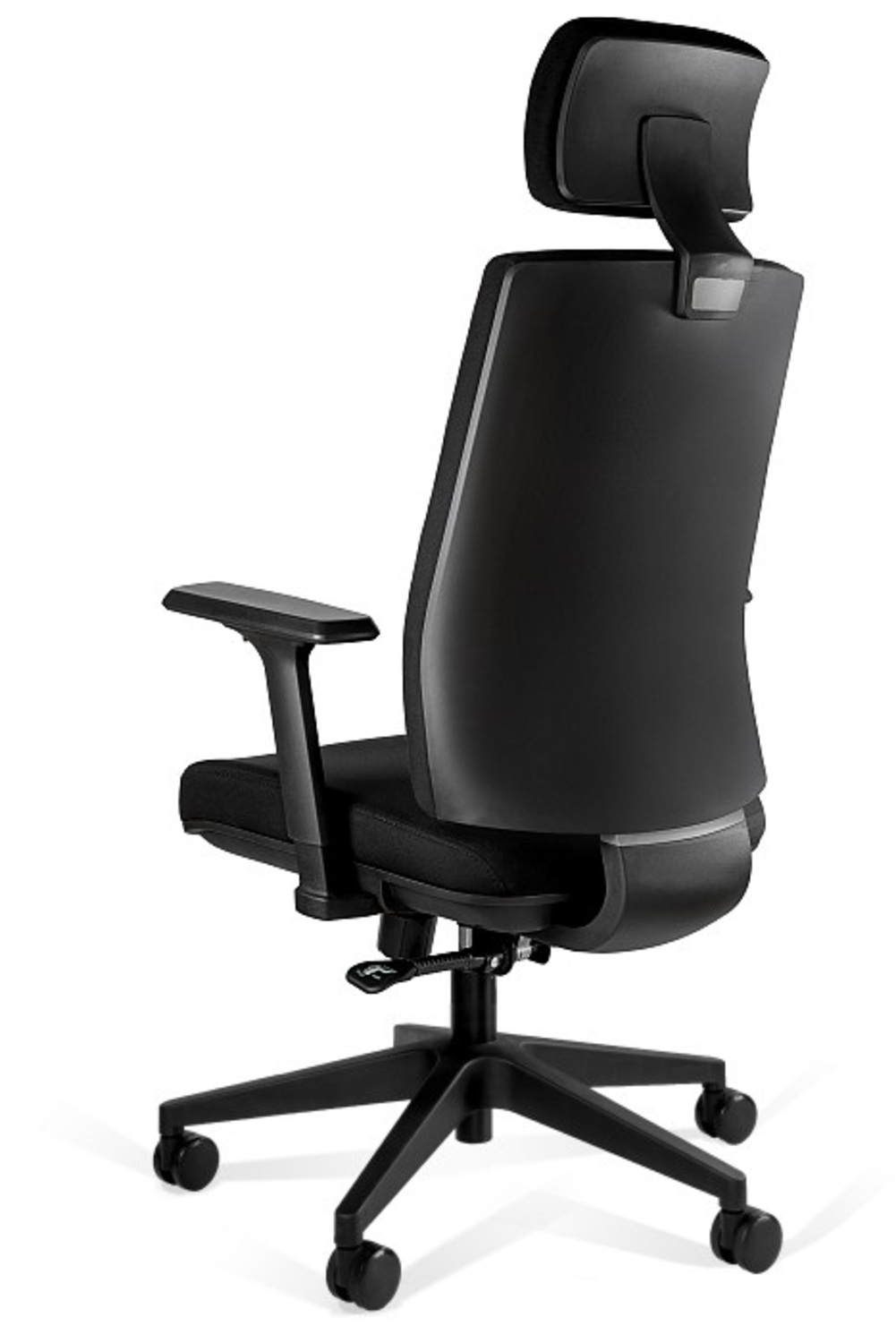 Czarny fotel biurowy z zagłówkiem i podłokietnikami, widok od tyłu.