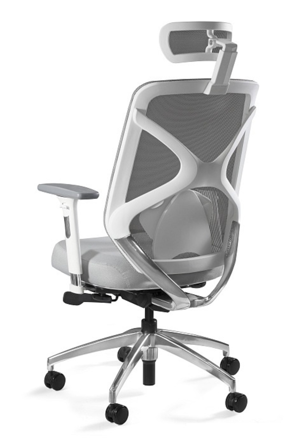 Widok z tyłu szarego i białego ergonomicznego krzesła biurowego z regulowanym zagłówkiem.