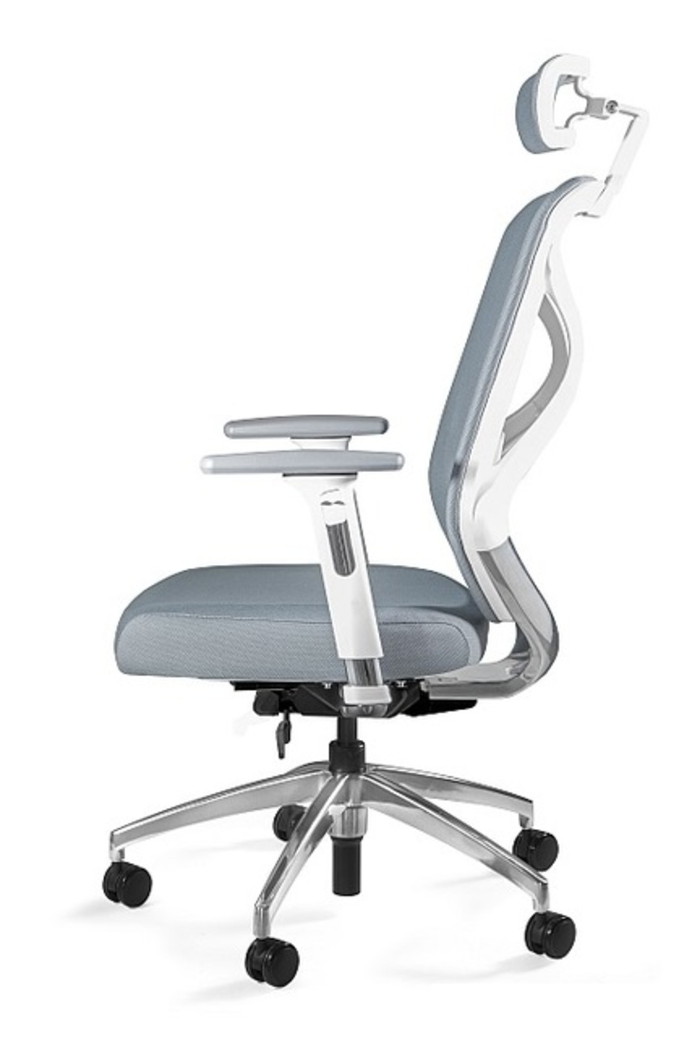 Nowoczesne krzesło biurowe z szarą tkaniną, białym stelażem i regulowanymi podłokietnikami.