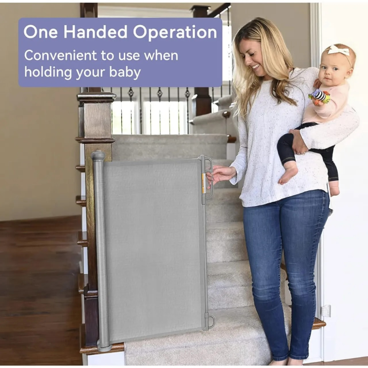 Frau mit Baby öffnet Treppengitter, das auf einer Treppe steht.