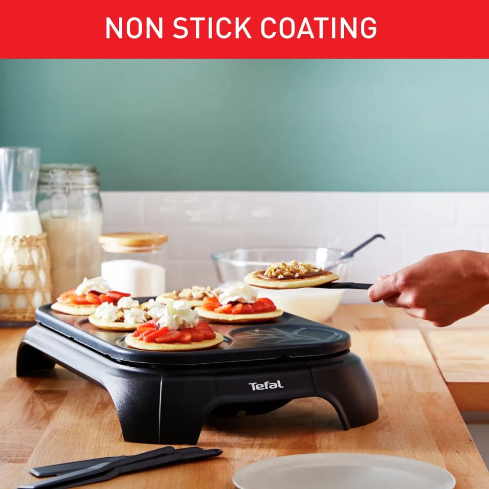 Naleśniki z owocami i śmietaną na maszynie Tefal, jeden jest wyjmowany.