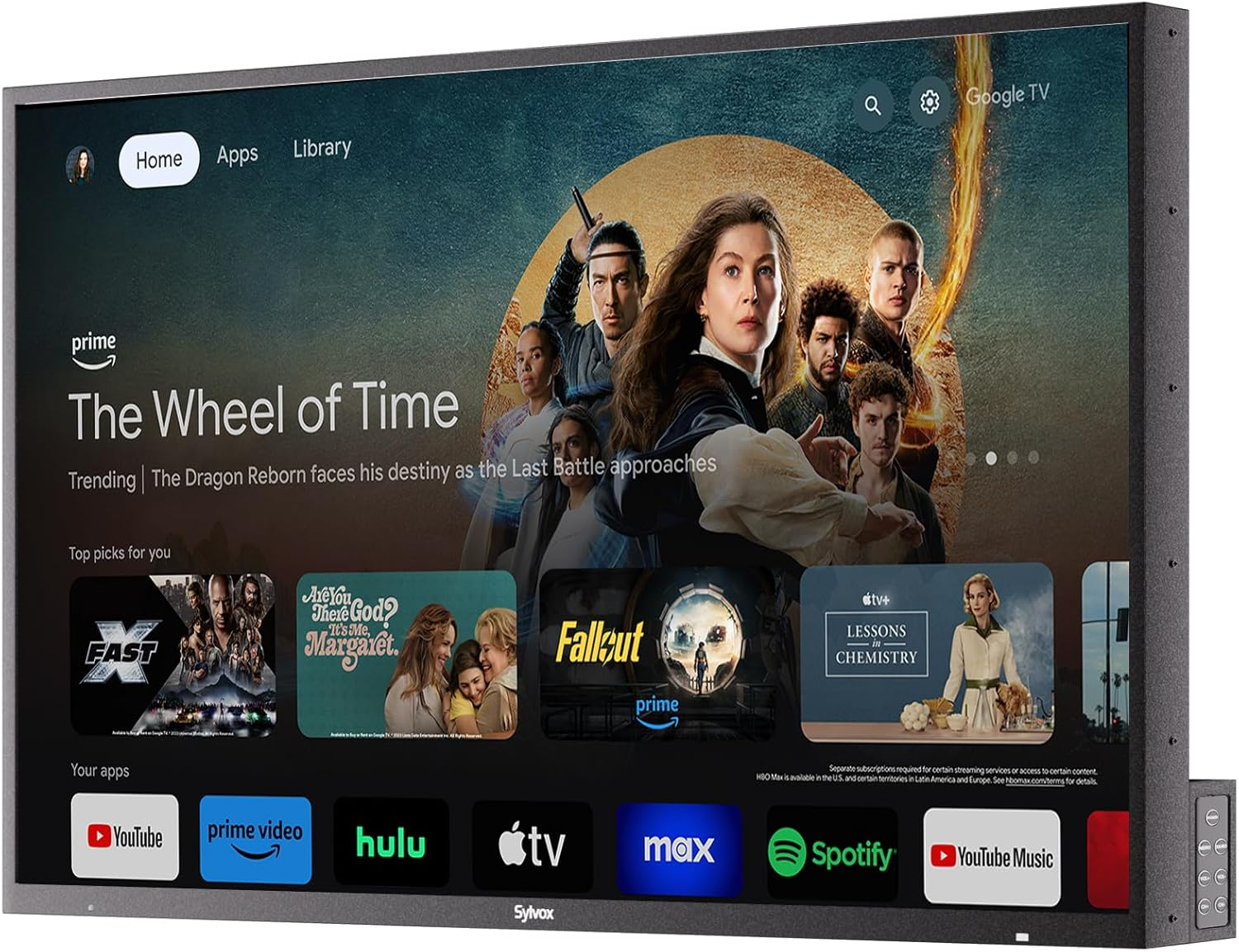 Ein Fernsehbildschirm zeigt die Google TV-Oberfläche mit Filmauswahl und Apps.