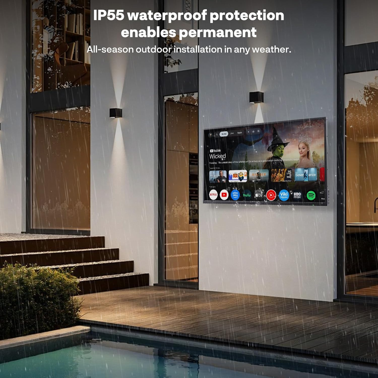 Ein Fernseher hängt draußen im Regen, der auf ein Holzdeck und einen Pool fällt.