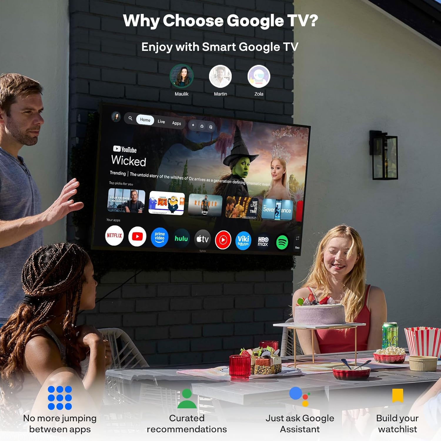 Menschen schauen einen Fernseher mit Google TV-Oberfläche im Freien, mit Kuchen und Snacks.