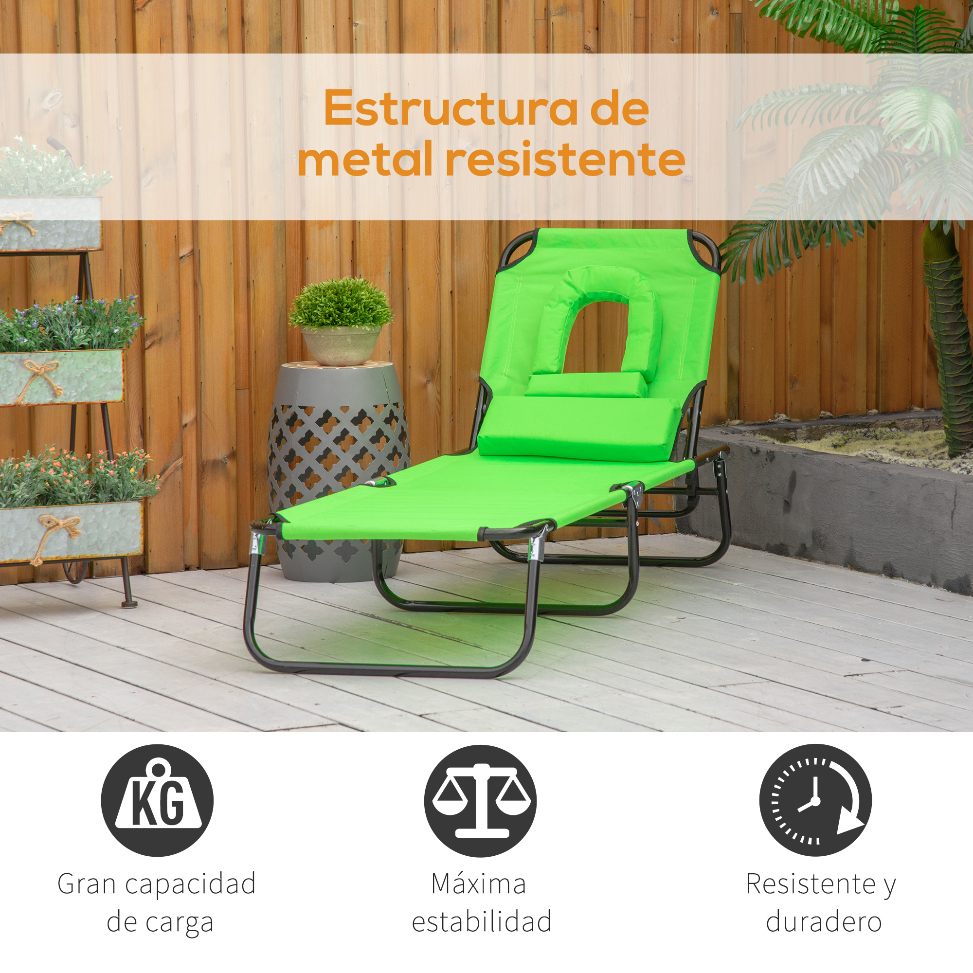 Silla de salón verde con marco de metal sobre cubierta de madera, con plantas.