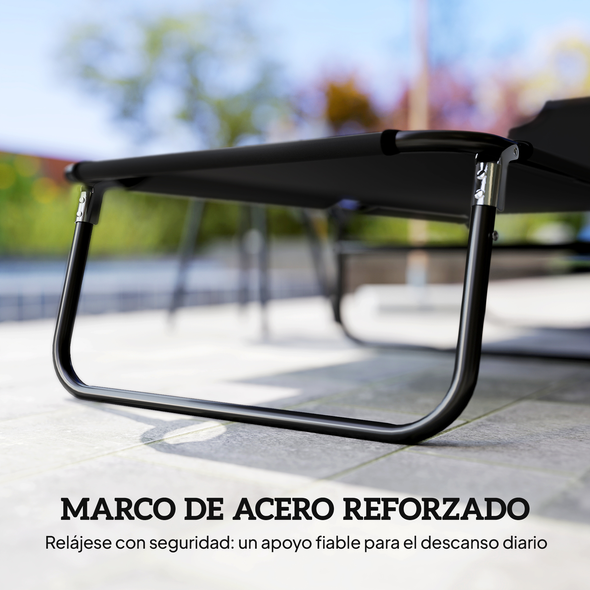 Marco de metal negro de una tumbona en un patio embaldosado.