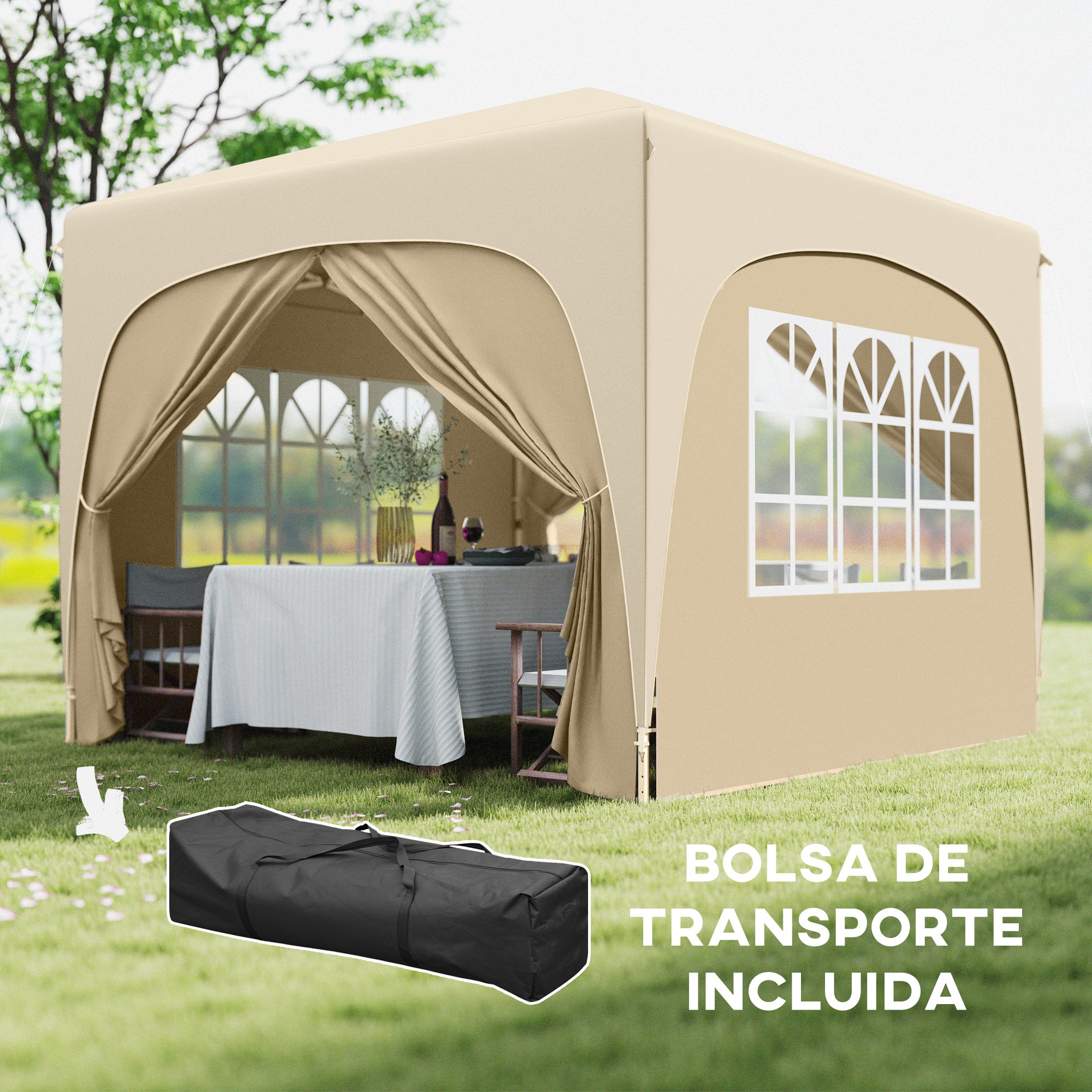 Una carpa beige con mesa y sillas al aire libre. Una bolsa de transporte negra está cerca.