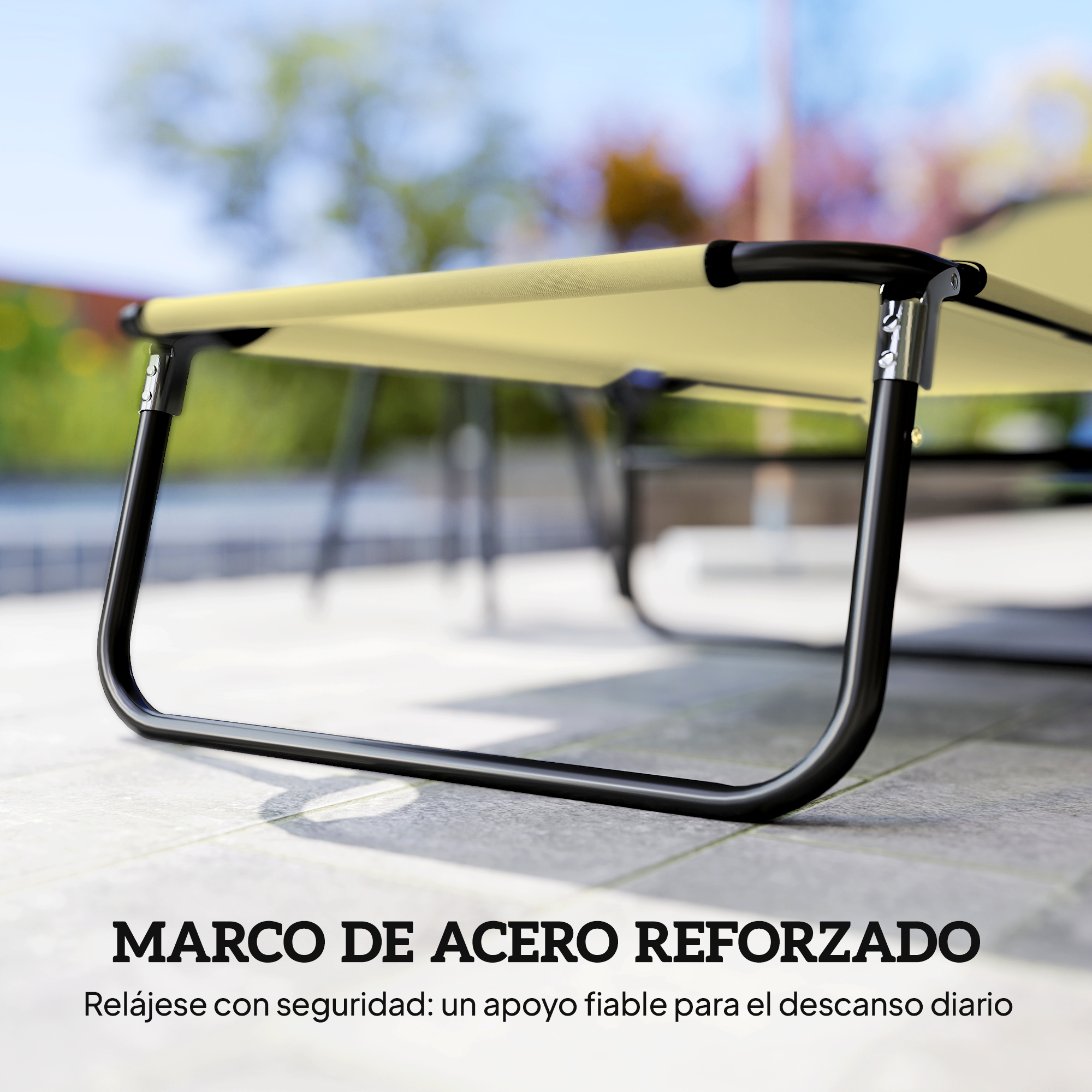 Una tumbona amarilla con marco de metal negro al aire libre.