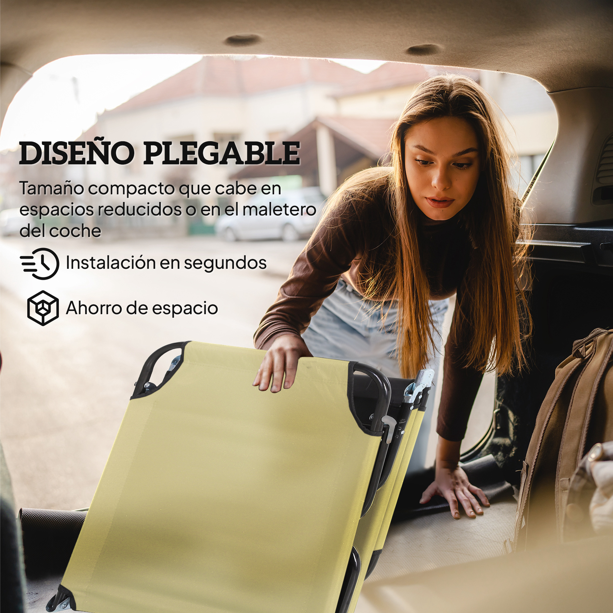 Una mujer carga una camilla plegable amarilla en un coche. Ahorra espacio.