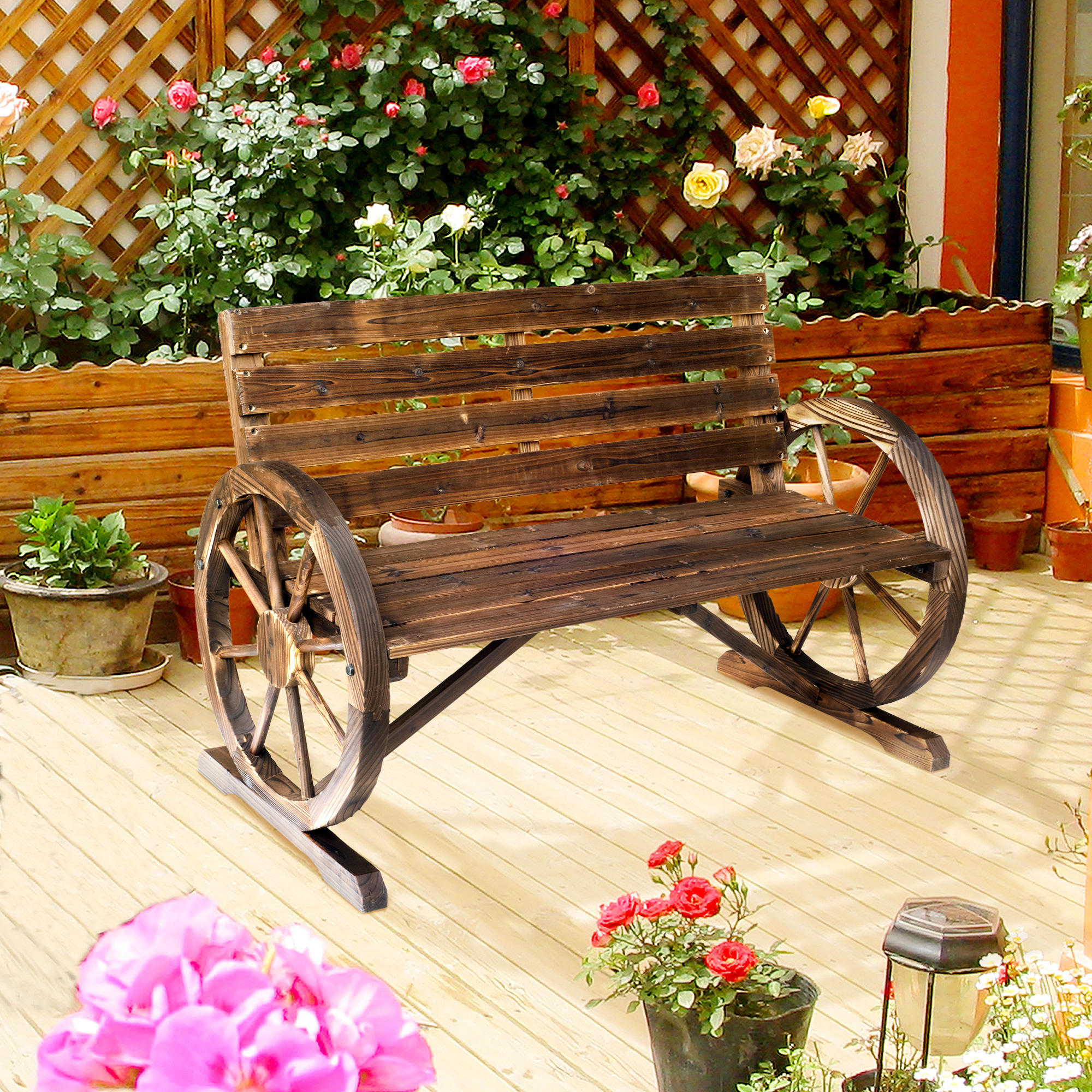 Banco de madera con ruedas en jardín con rosas y valla de madera.