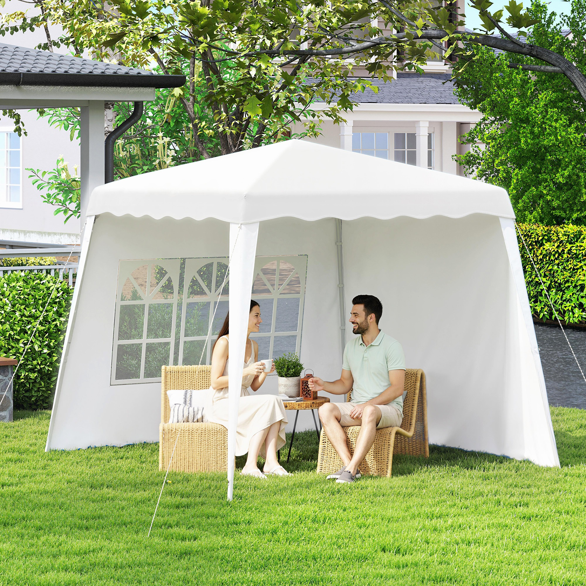 Uomo e donna seduti sotto gazebo bianco in giardino, con tazze.