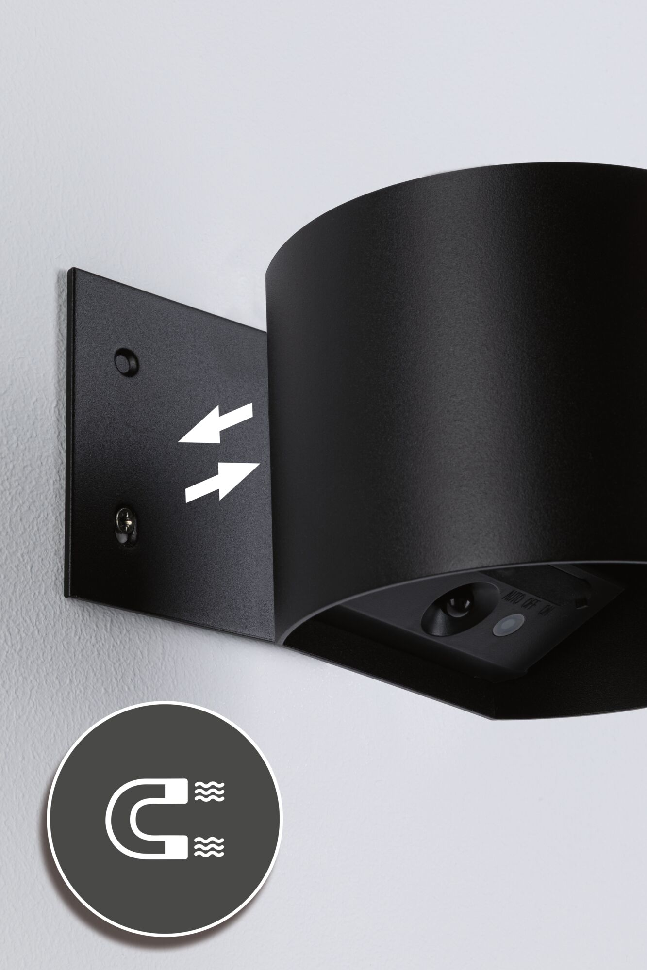 Czarna magnetyczna lampa ścienna ze strzałkami i symbolem magnesu.