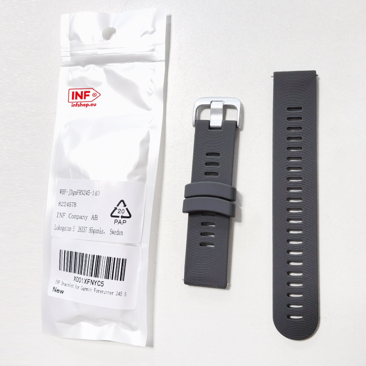 Szara opaska Garmin Forerunner 245 ze srebrną klamrą i opakowaniem.