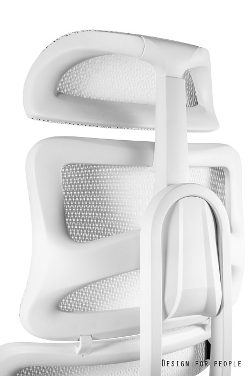 Zbliżenie białego fotela biurowego z siatkowym oparciem i zagłówkiem.