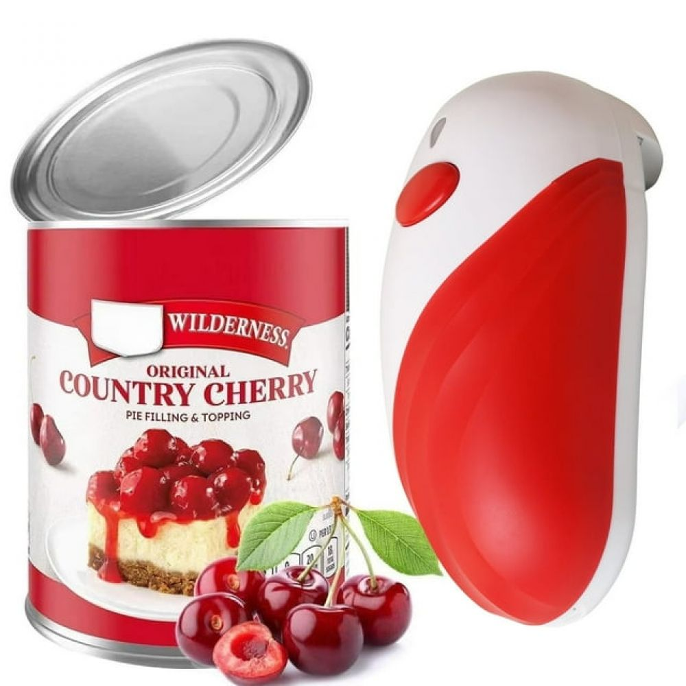 Eine Dose Kirschkuchenfüllung neben frischen Kirschen und einem weißen/roten Kirschenentkerner.