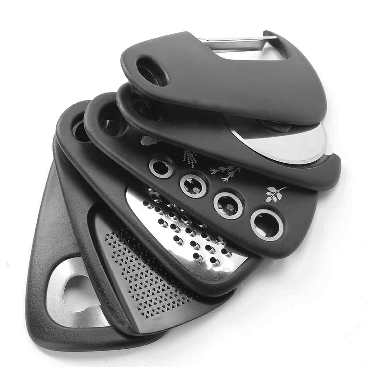 Ein Stapel schwarzer Küchenwerkzeuge mit Metallgrillflächen und Griffen.