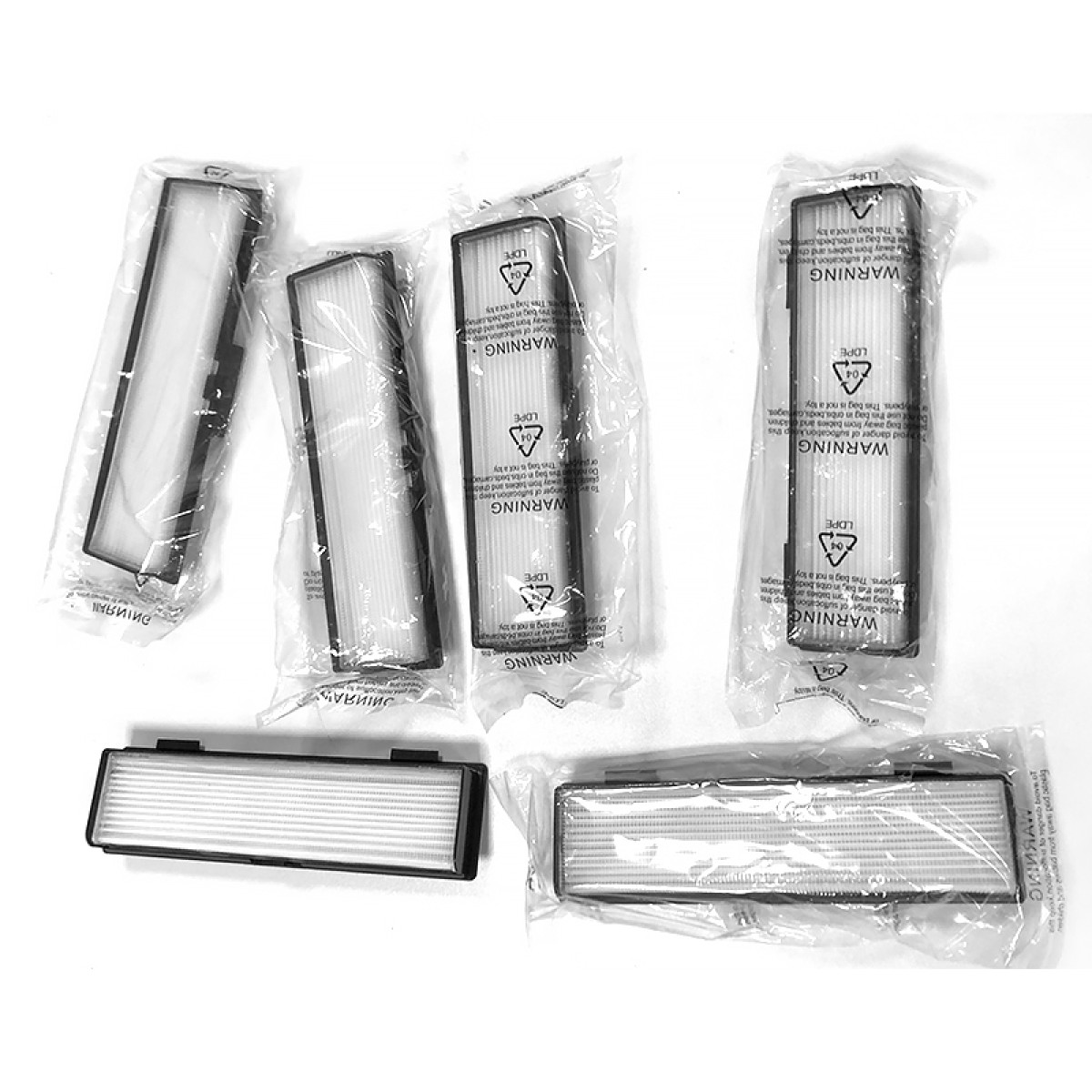 Sześć prostokątnych filtrów powietrza, niektóre w plastikowych opakowaniach, z ostrzeżeniami.