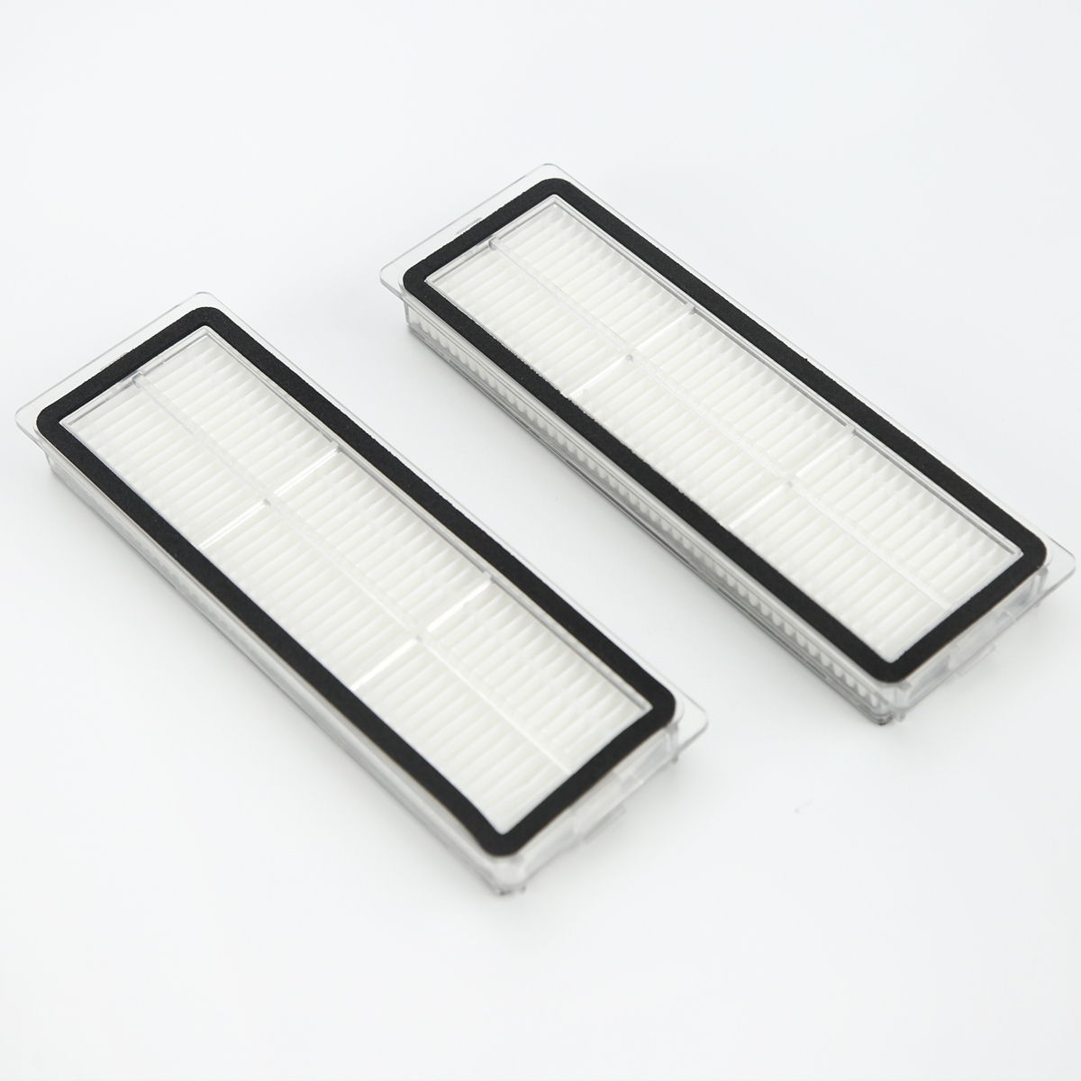 Dwa białe filtry odkurzacza z czarnymi uszczelkami na białym tle.