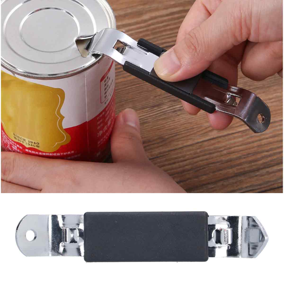 Eine Hand öffnet eine Konserve mit einem Dosenöffner. Unten ist ein Dosenöffner.