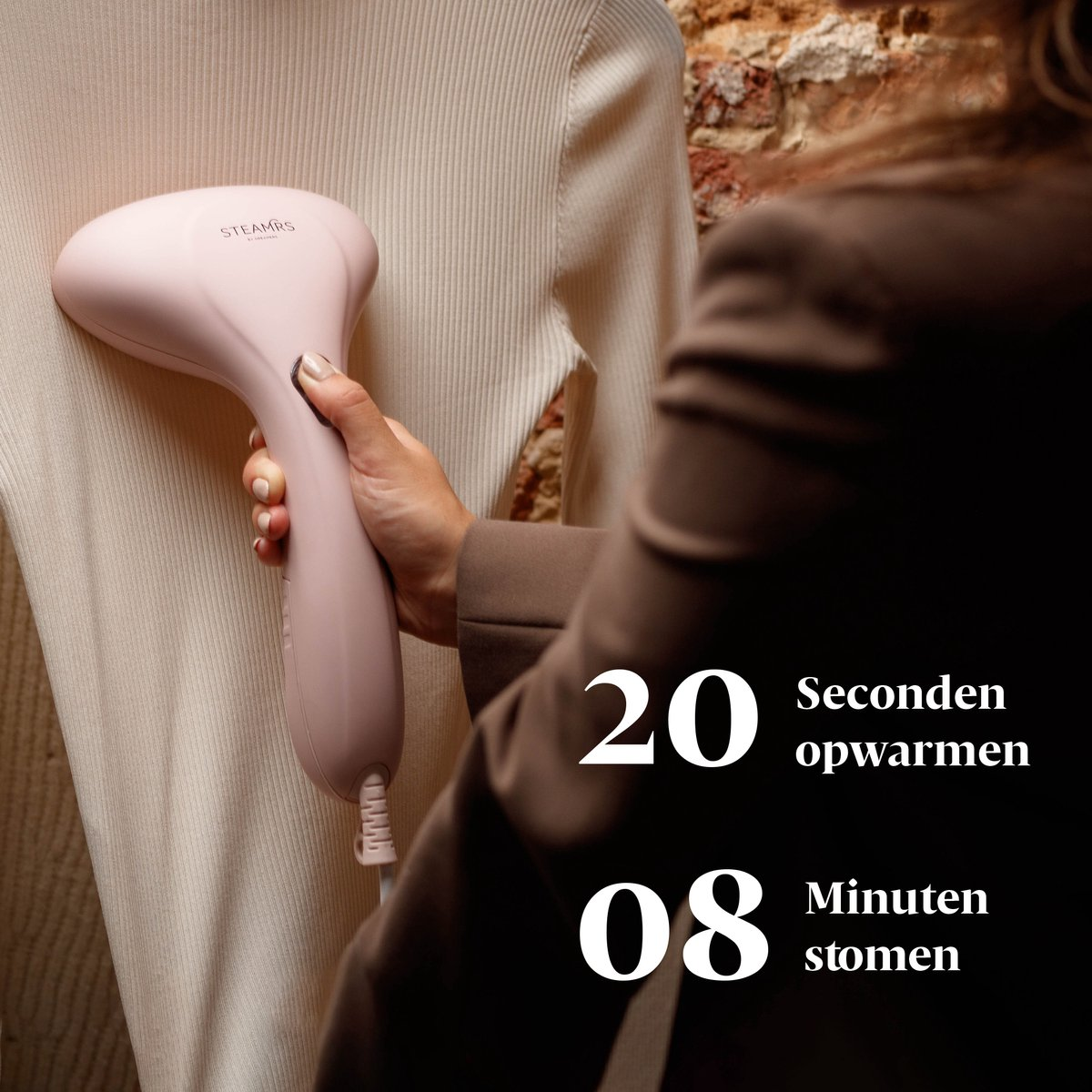 Een hand houdt een roze kledingstomer tegen een lichtgekleurde outfit. Tekst: 20 seconden opwarmen.
