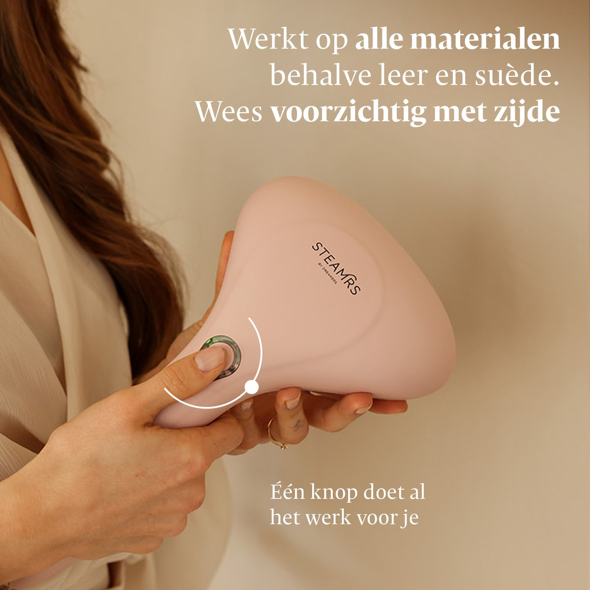 Een persoon houdt een roze stoomstrijkijzer vast met één hand.