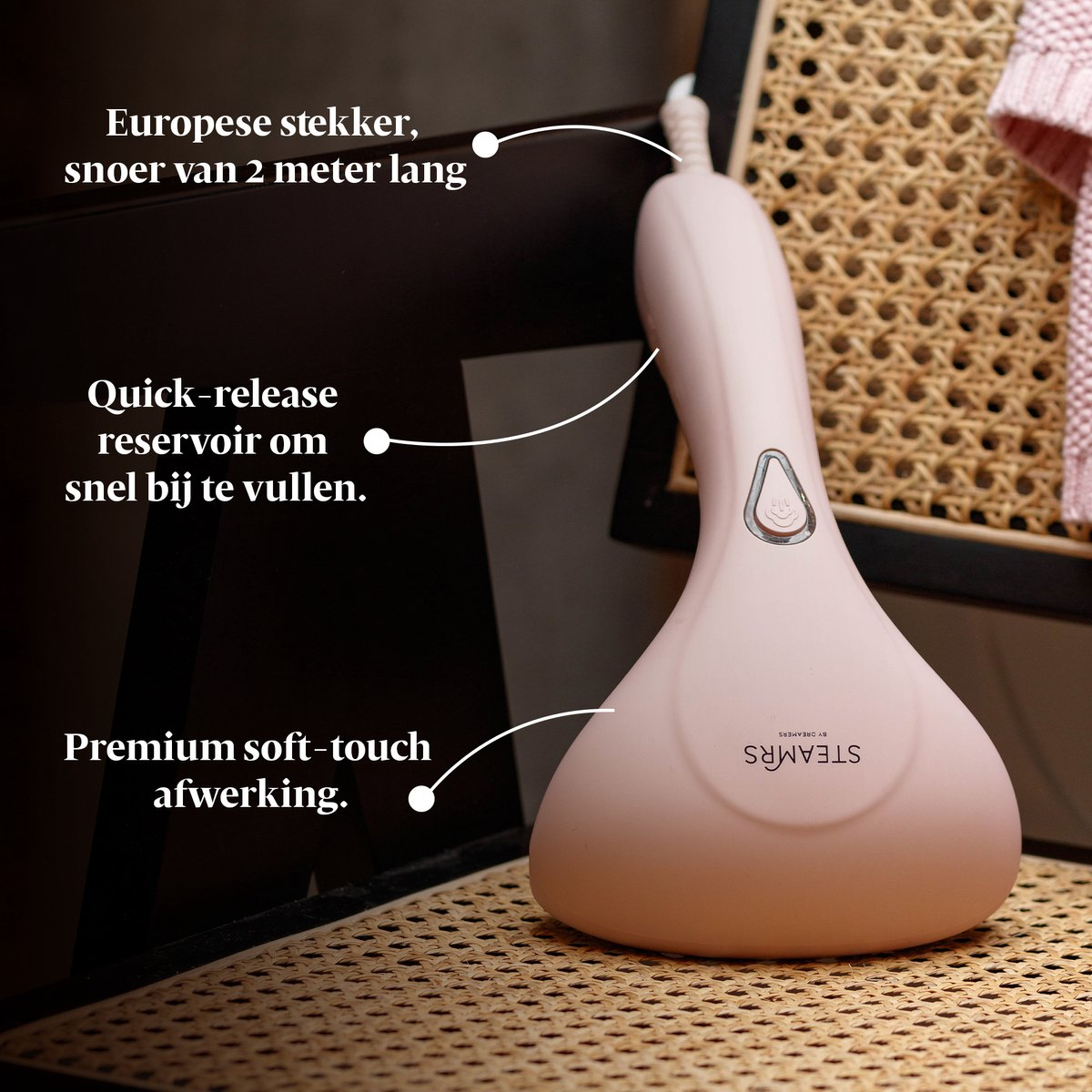 Een roze handstomer met Europese stekker, 2m snoer en quick-release waterreservoir.