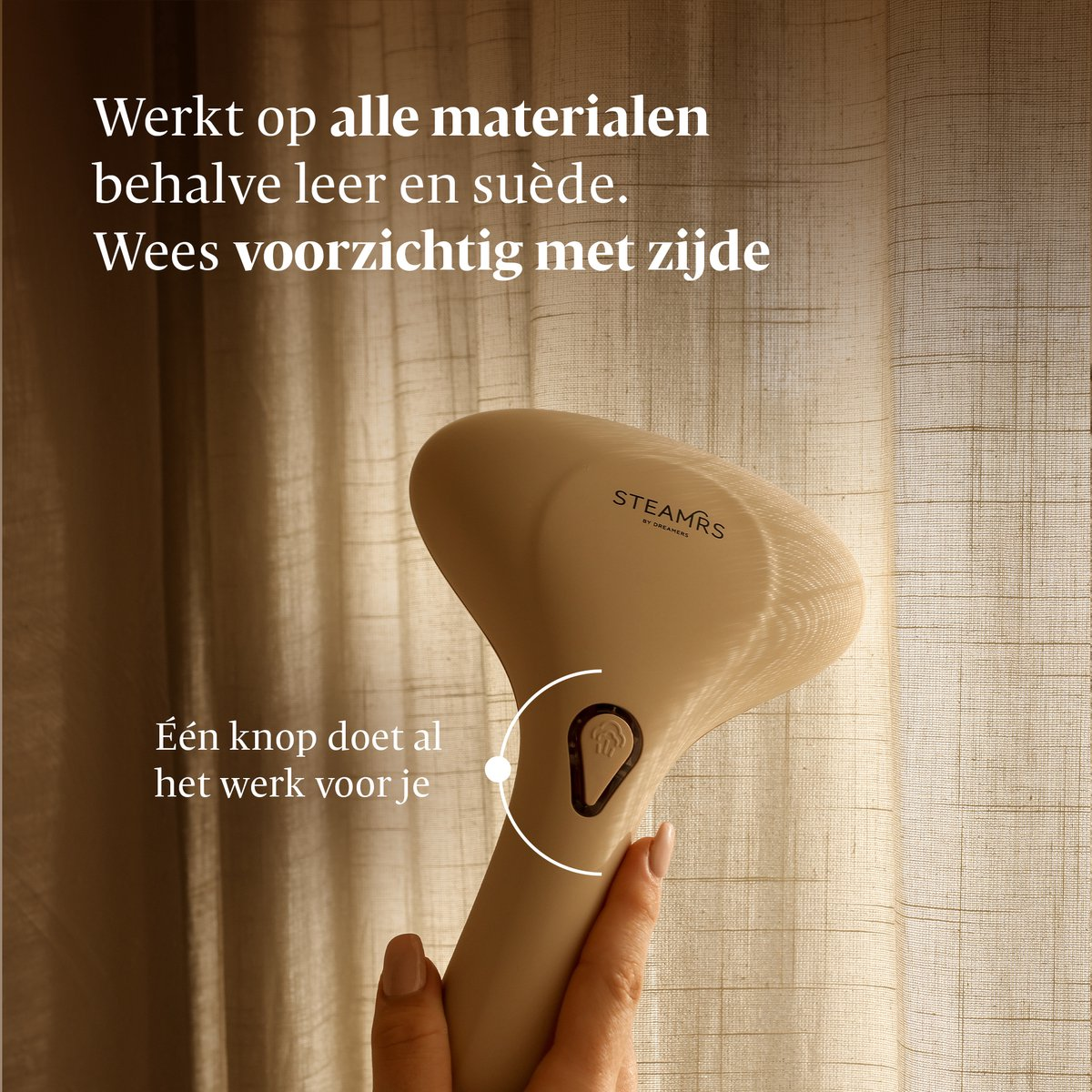 Een hand houdt een beige handstomer vast voor een textuur gordijn.