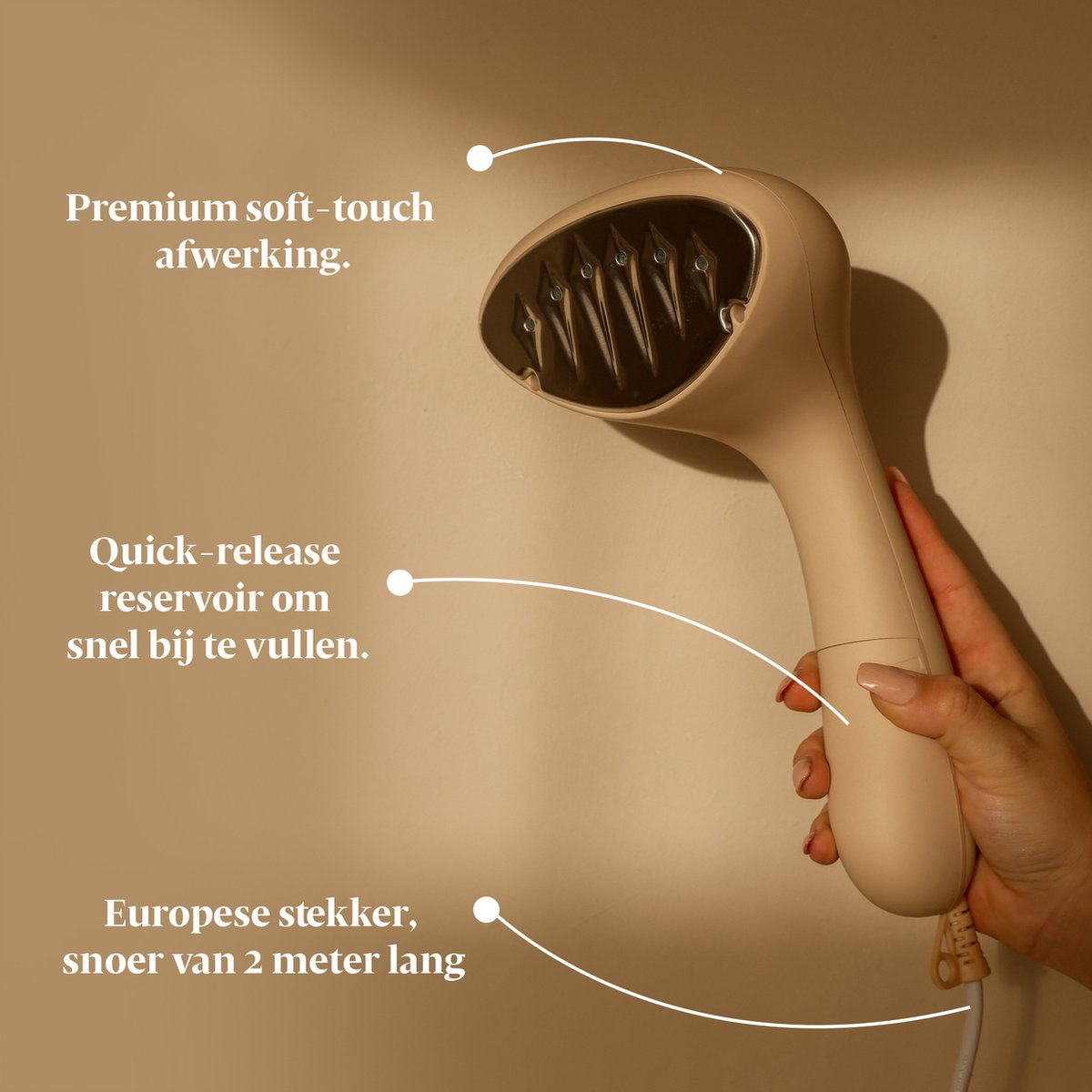 Beige handstomer met wit snoer en stekker.