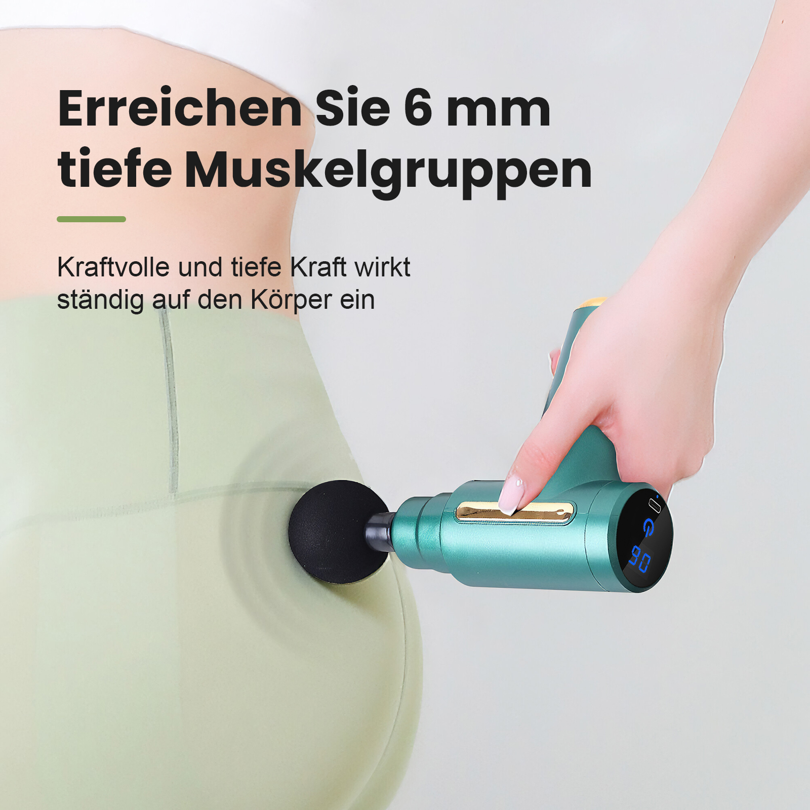 Eine Hand benutzt eine Massagepistole am Gesäß einer Person.