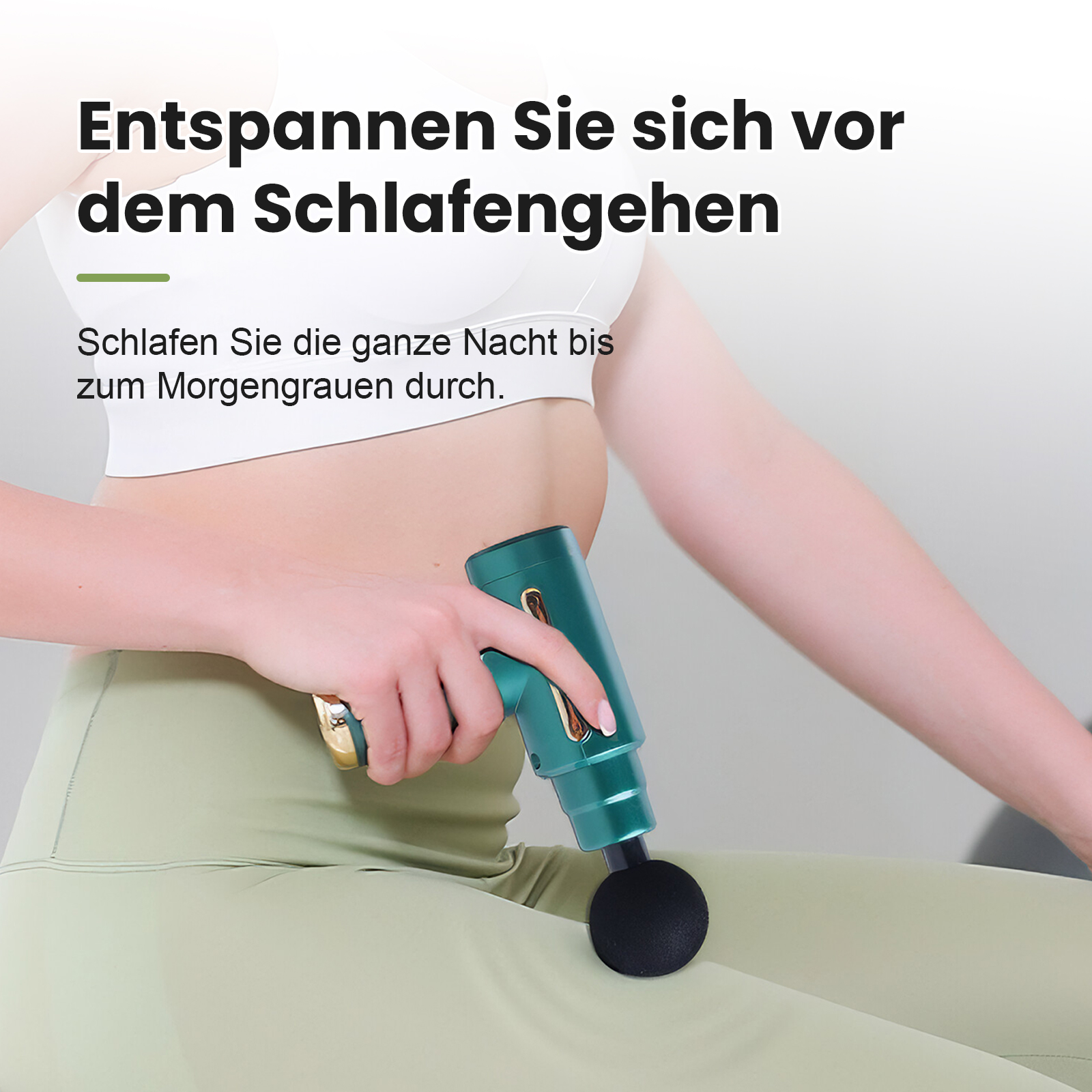 Eine Person hält eine grüne Massagepistole an ihrem Bein.