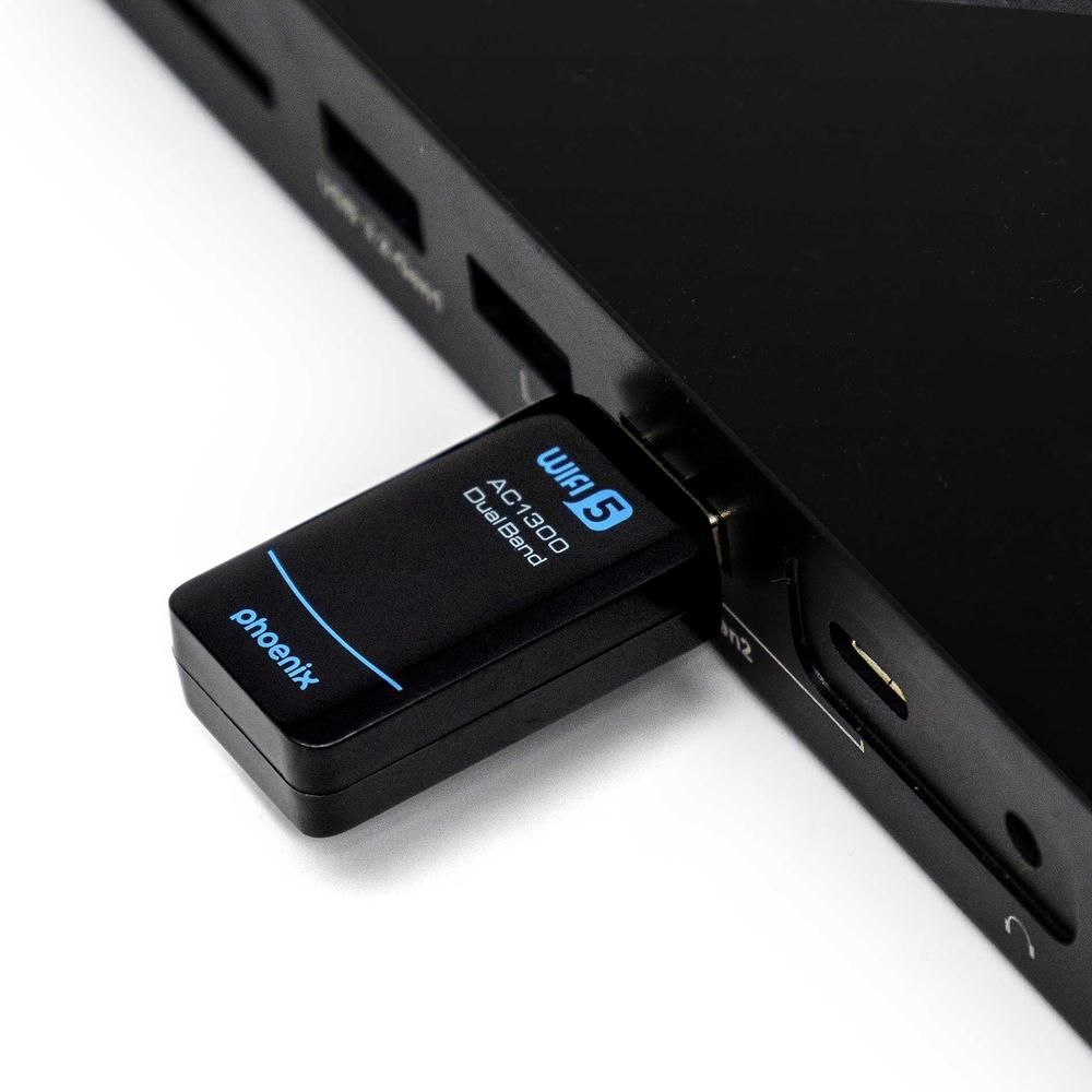 Un adattatore Wi-Fi nero è inserito in un dispositivo nero con porte.