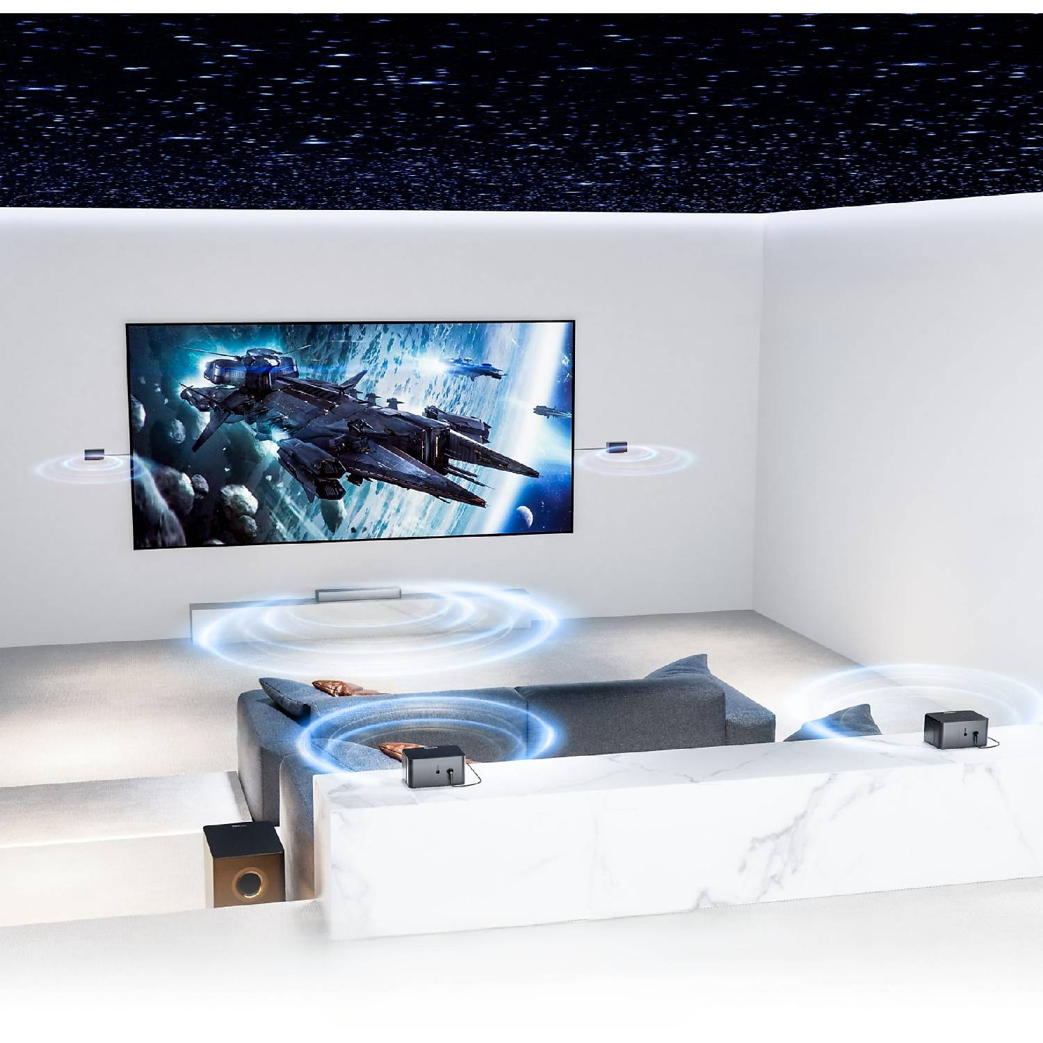 Un soggiorno con un grande TV che mostra un'astronave. Altoparlanti disposti attorno a un divano.