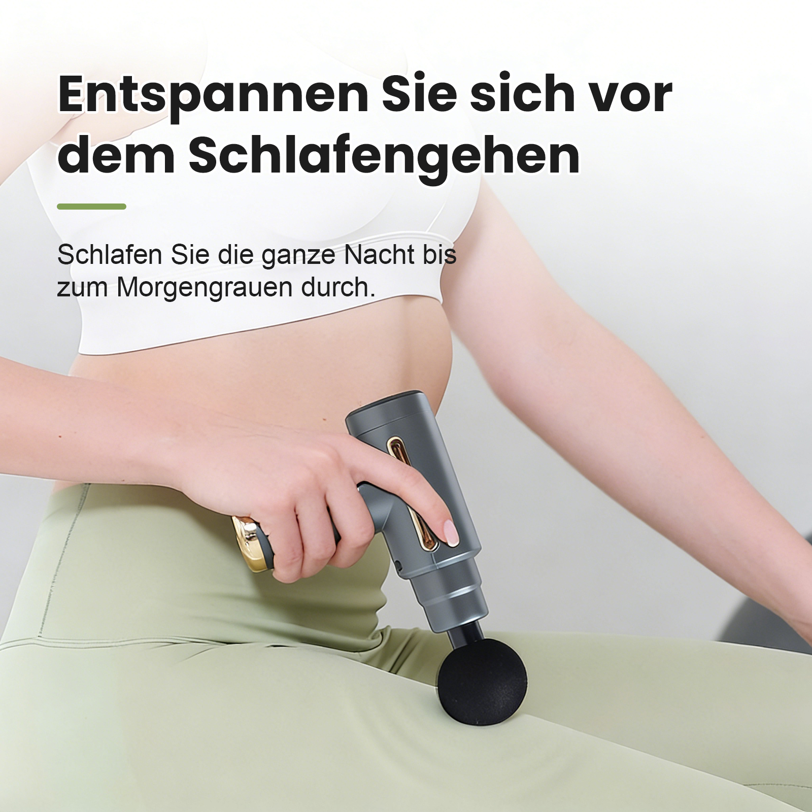 Eine Frau hält eine Massagepistole in der Hand, um sich vor dem Schlafengehen zu entspannen.