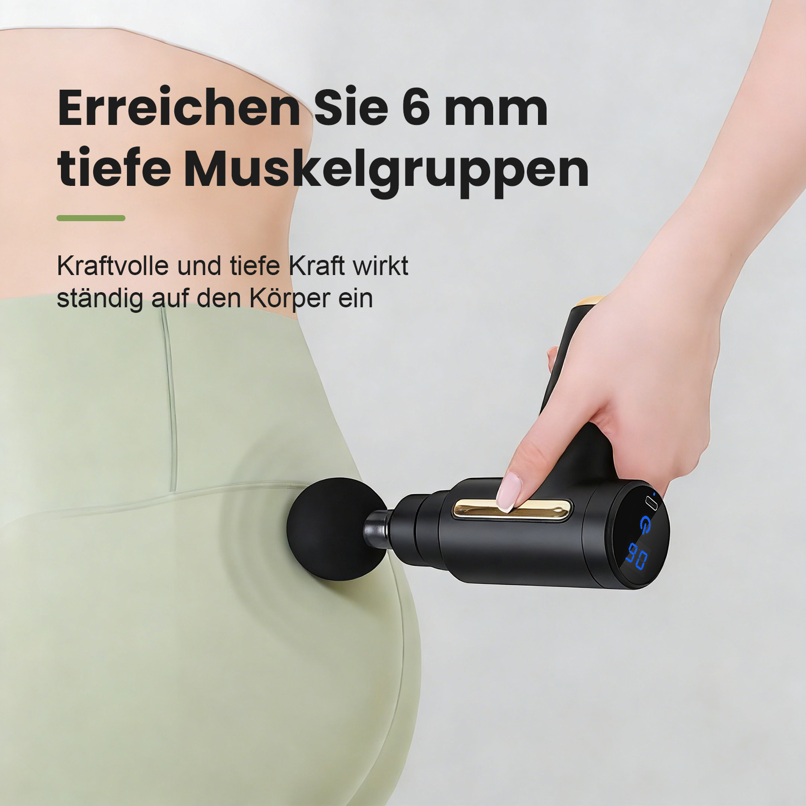 Hand hält Massagepistole mit digitaler Anzeige an der Taille einer Person in Sportkleidung.