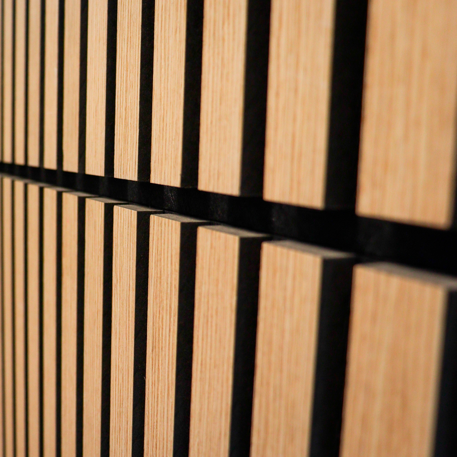 Lamas de madera con espacios negros, vista cercana.