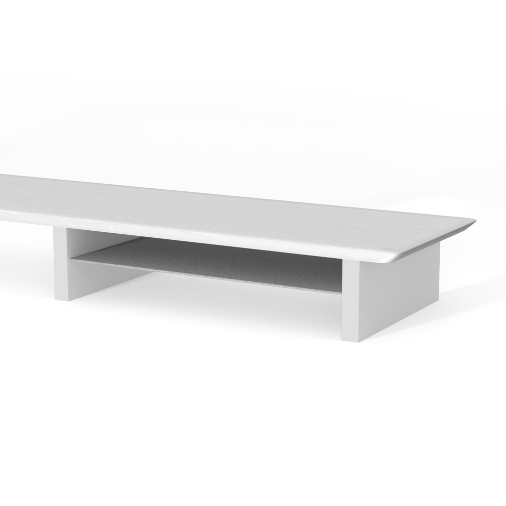 Un mueble bajo blanco con un estante de material gris.
