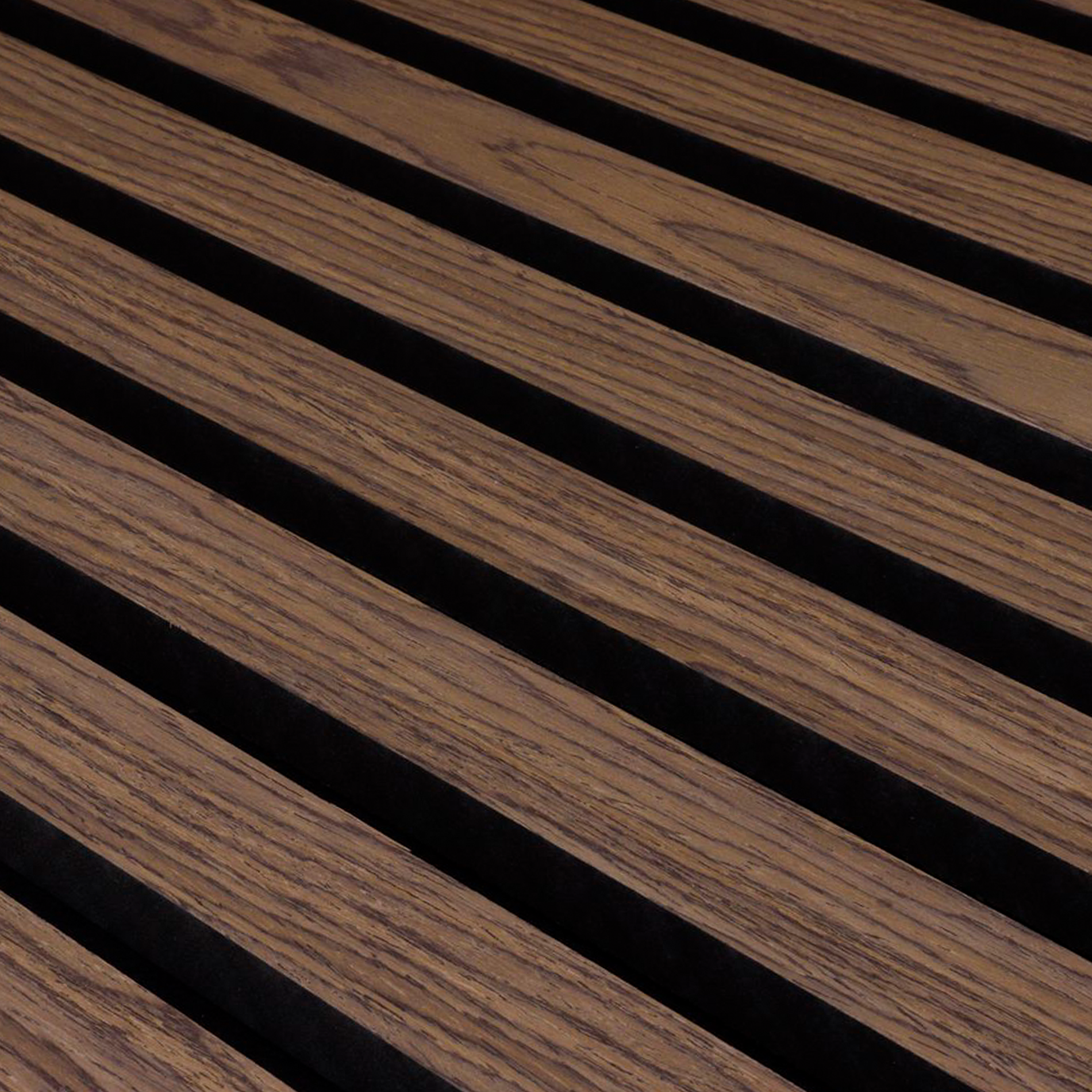 Listones de madera marrones con espacios oscuros, dispuestos en diagonal.