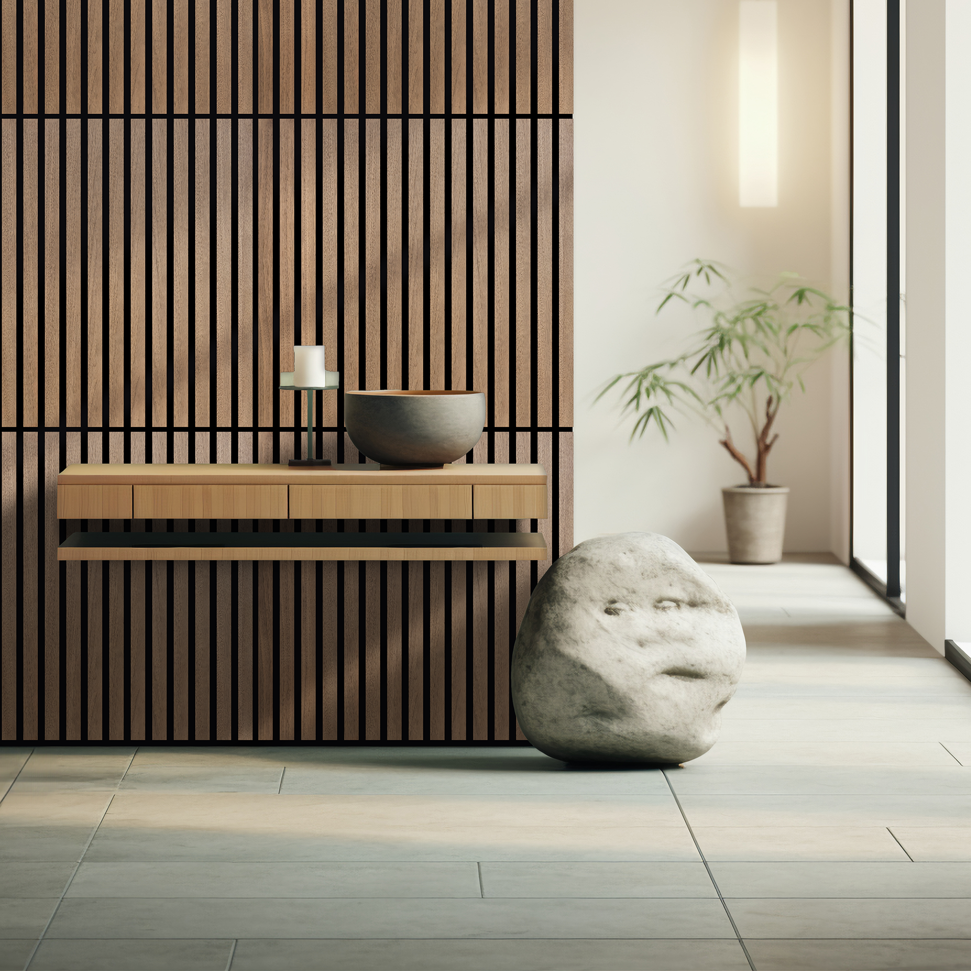 Una piedra con cara junto a un estante de madera con decoración.