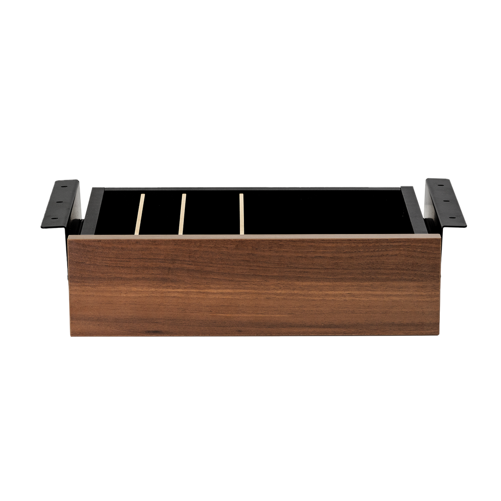 Cajón de madera con soportes metálicos negros y divisores verticales.