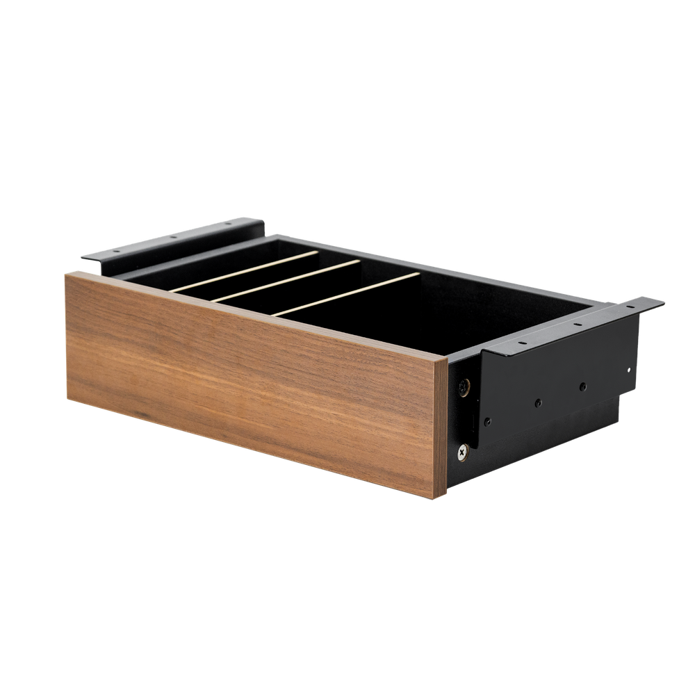 Un inserto de cajón de madera con rieles y soportes de metal negro.