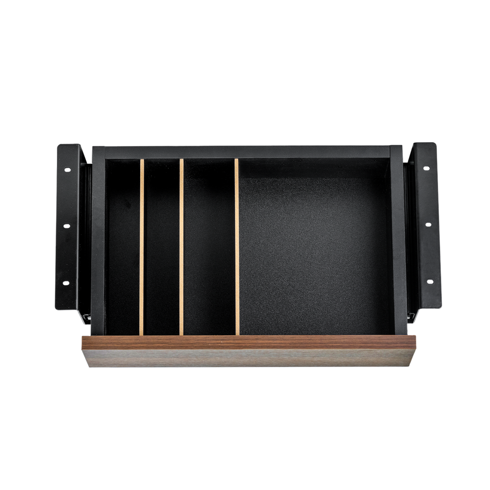 Un cajón negro con divisores de madera y rieles metálicos.