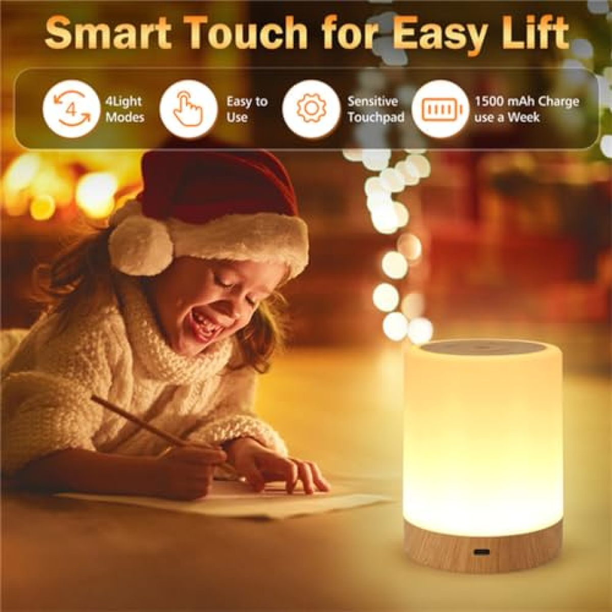 Ein Kind mit Weihnachtsmütze schreibt. Ein Nachttisch mit warmem Licht.