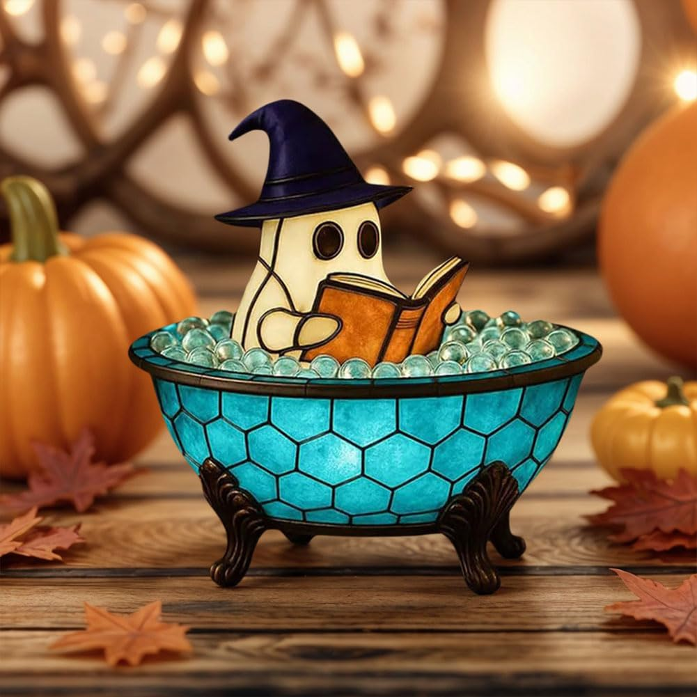 Fantasma con cappello da strega legge libro in vasca blu con sfere, zucche vicine.