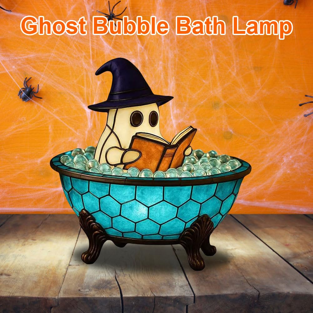 Un fantasma con cappello legge un libro in una vasca da bagno piena di sfere.