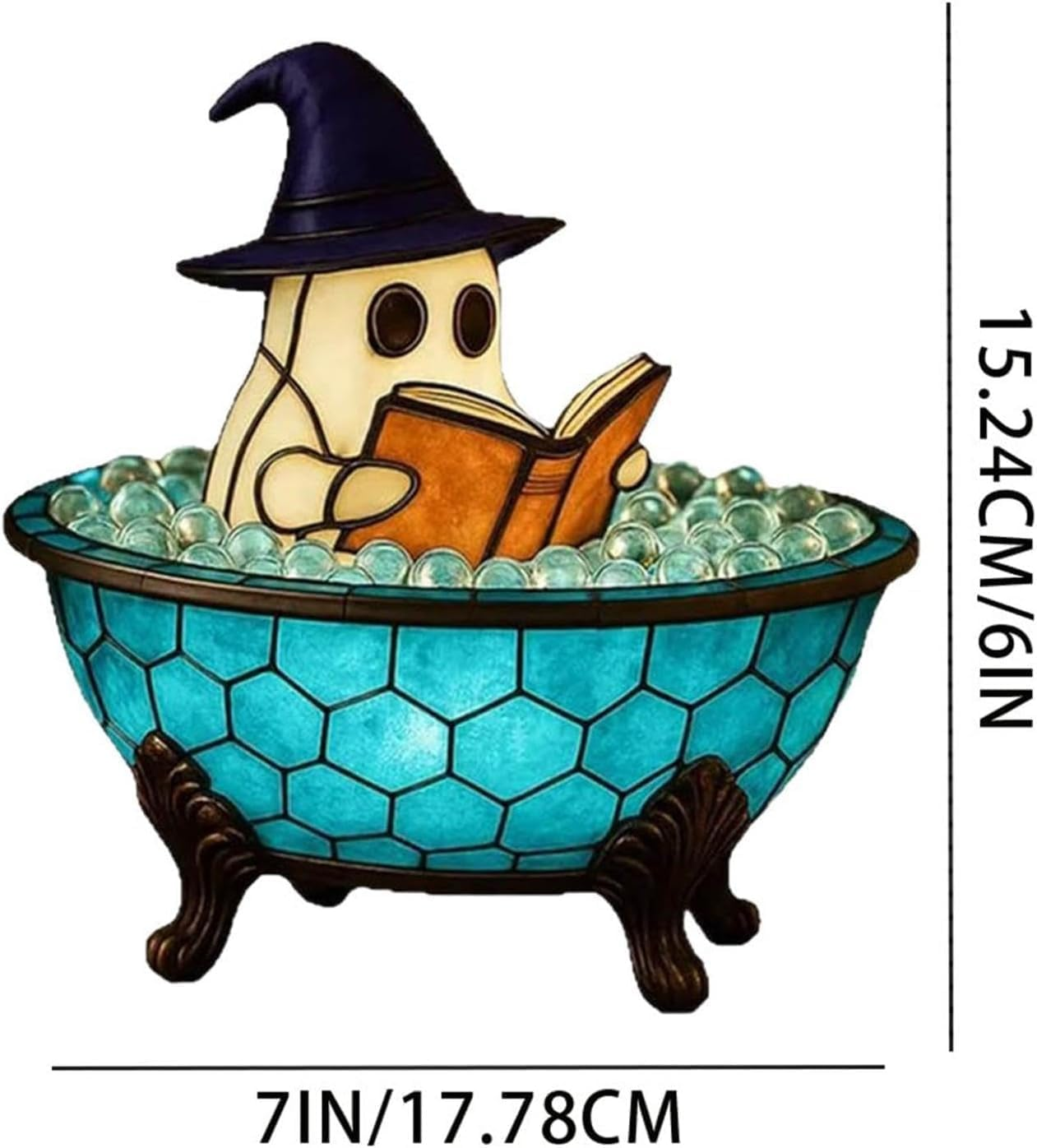 Figura fantasma con cappello da strega legge libro in vasca blu con sfere di vetro.