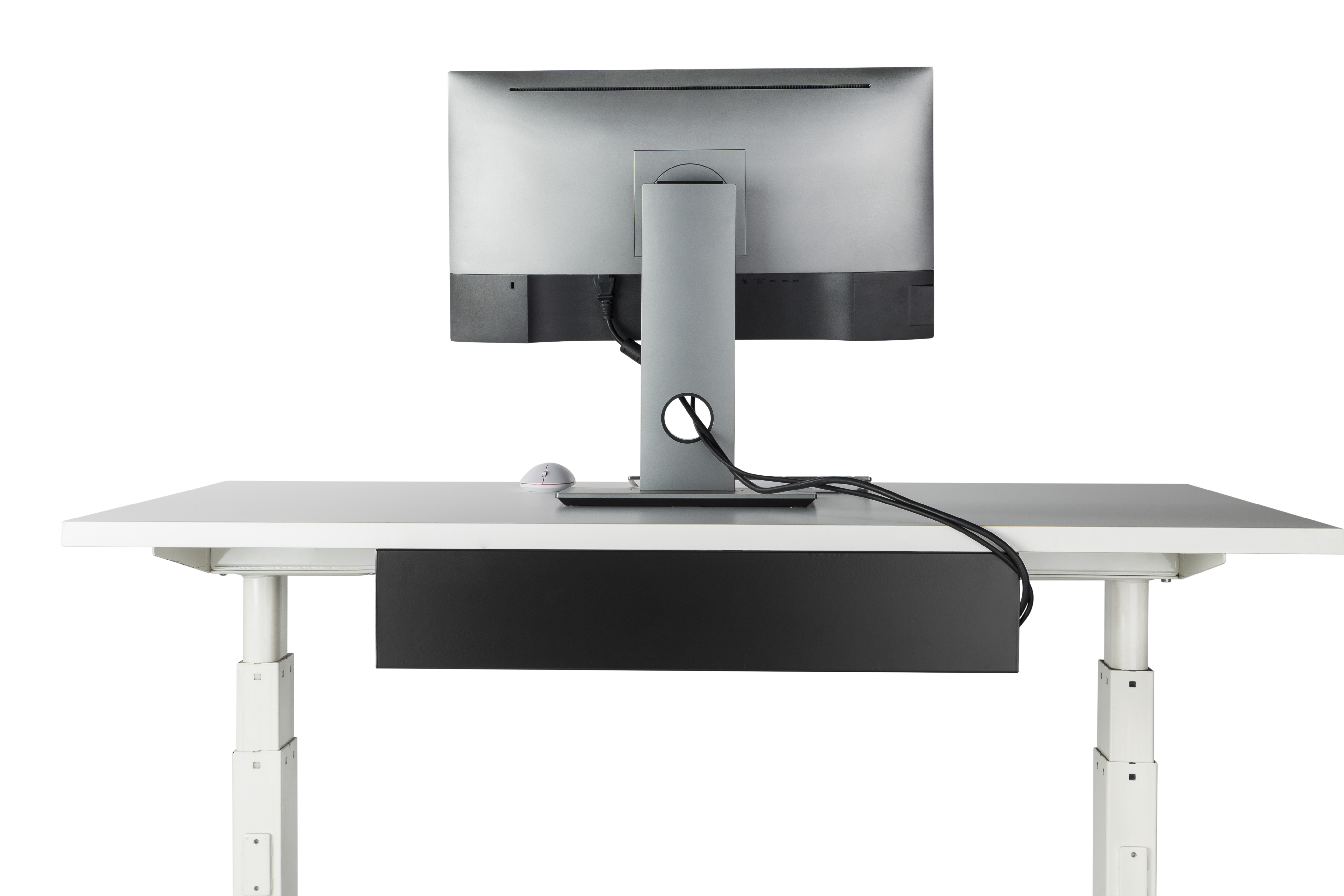Un monitor de computadora y un ratón están sobre un escritorio blanco.
