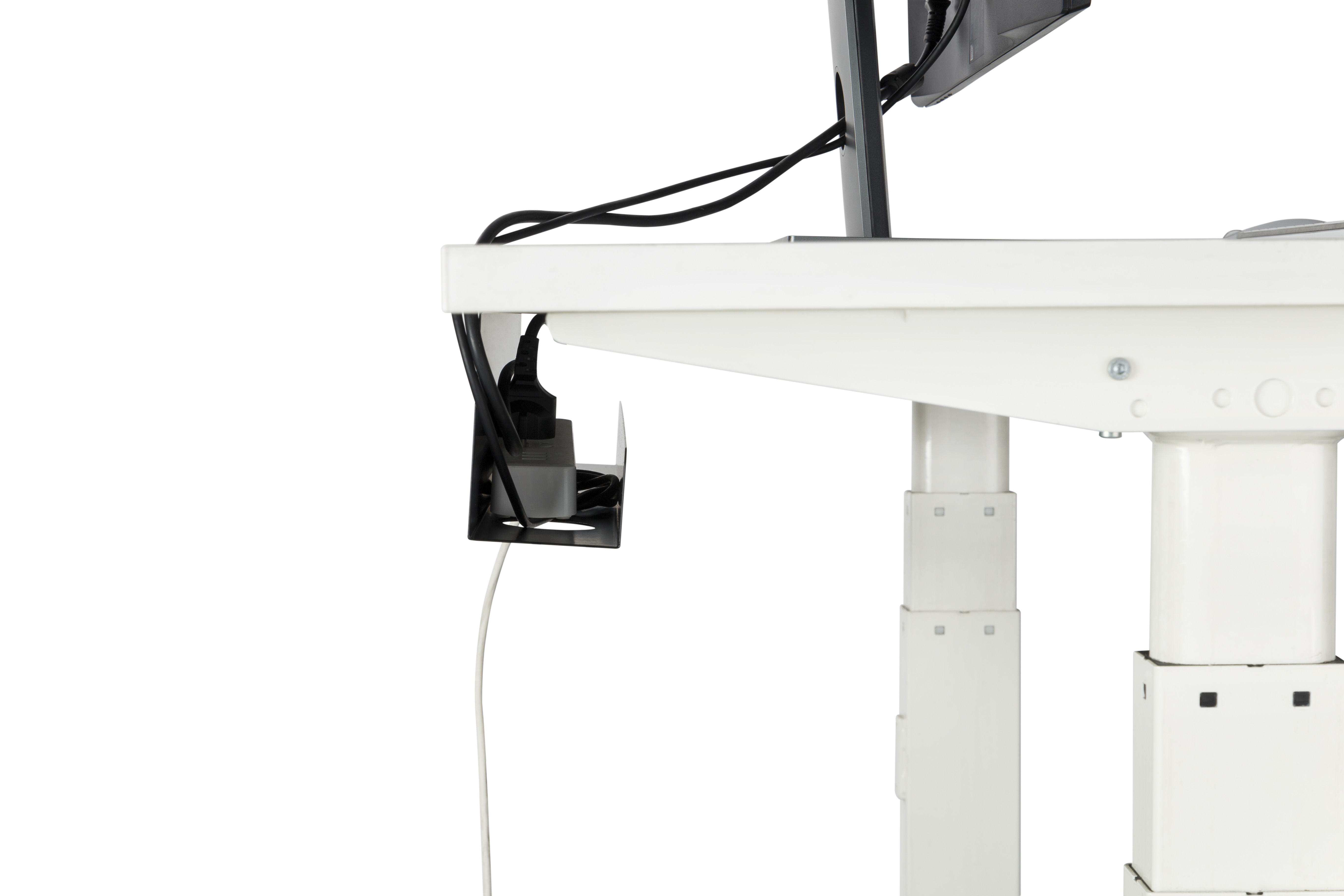 Un escritorio blanco con gestión de cables y soporte para monitor.